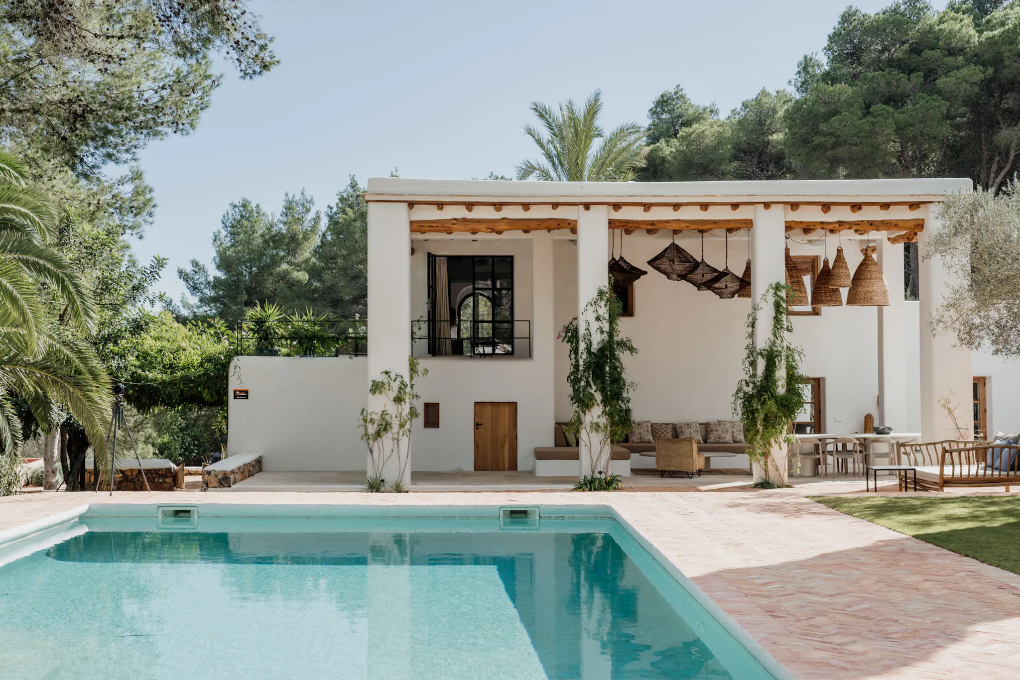 piscine dans jardin méditerranéen