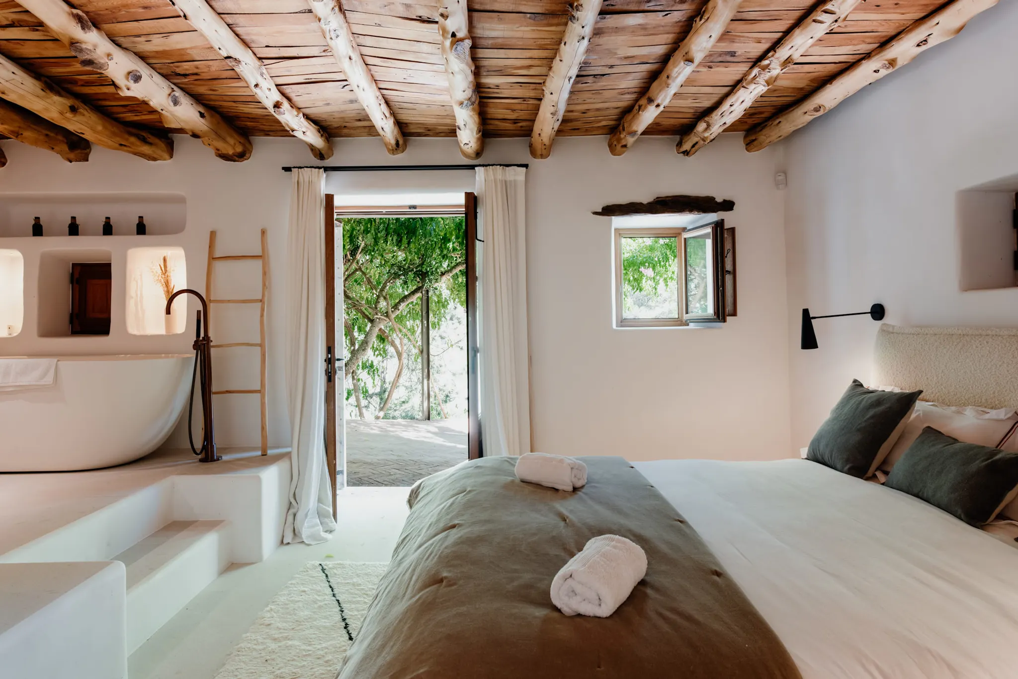 chambre avec poutres et salle de bain ouverte