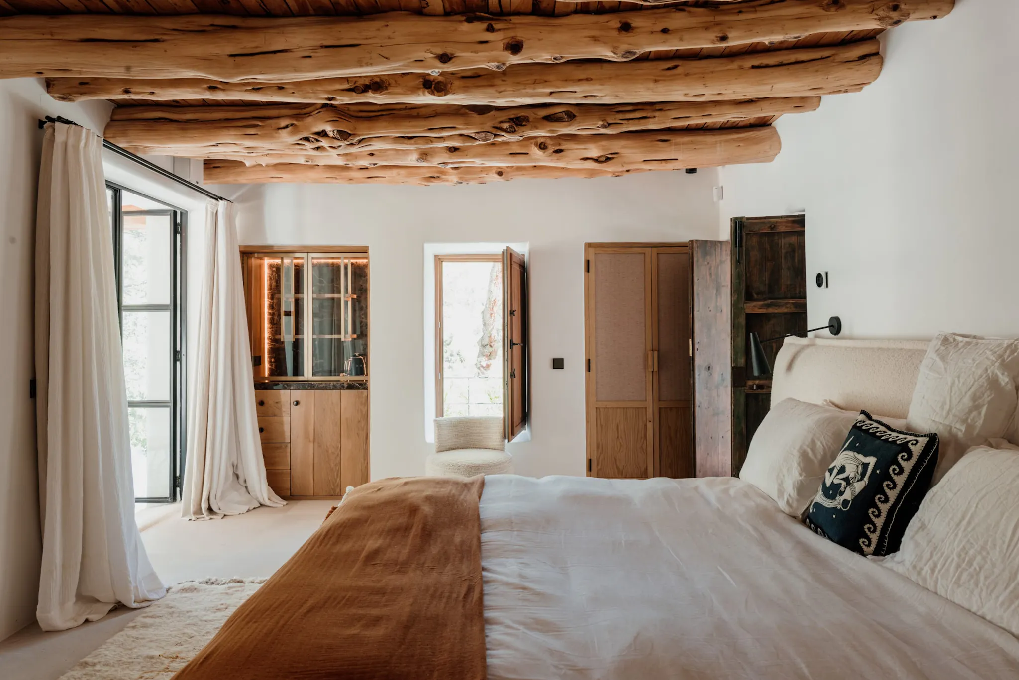 chambre avec poutres maison rustique chic à Ibiza