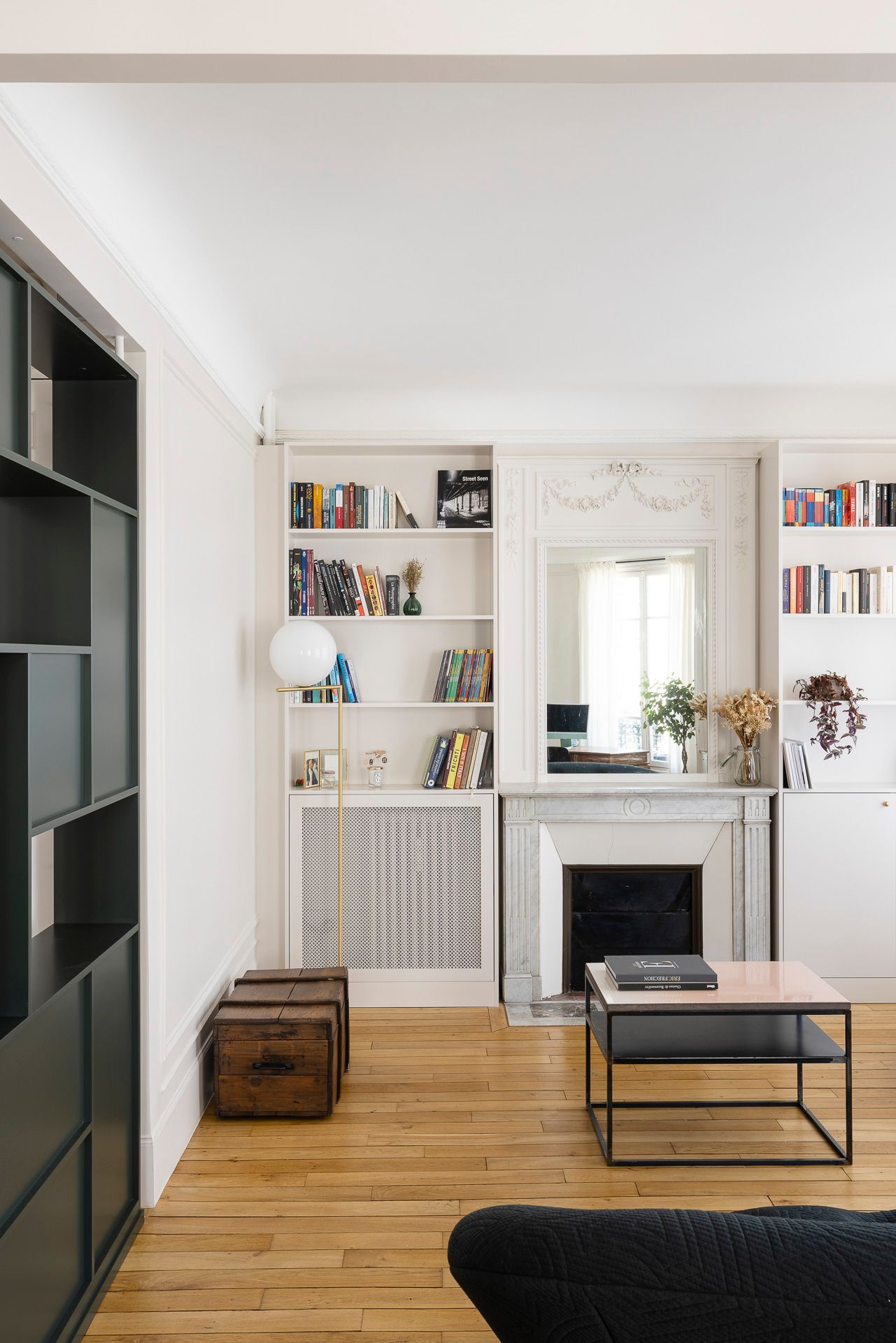 salon avec cheminée appartement haussmannien rénové Paris 