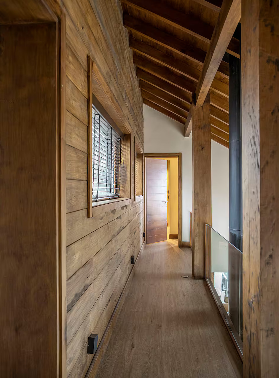 couloir murs en bois maison de montagne en pierres couloir murs en bois maison de montagne en pierres