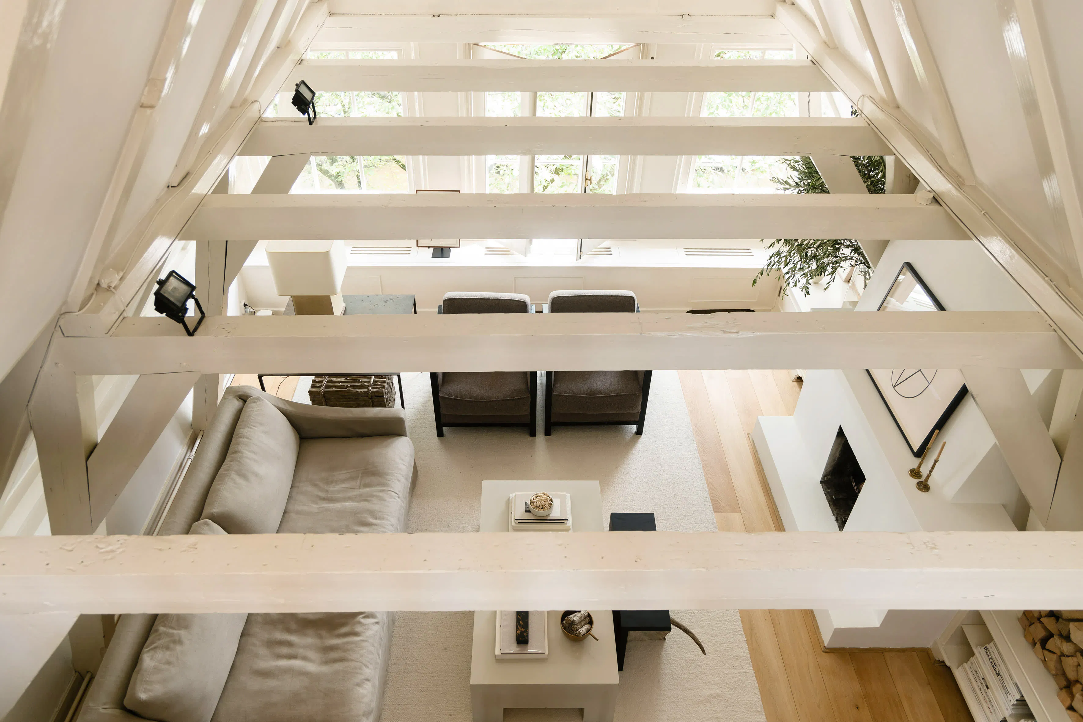 salon duplex aux poutres blanches salon duplex aux poutres blanches