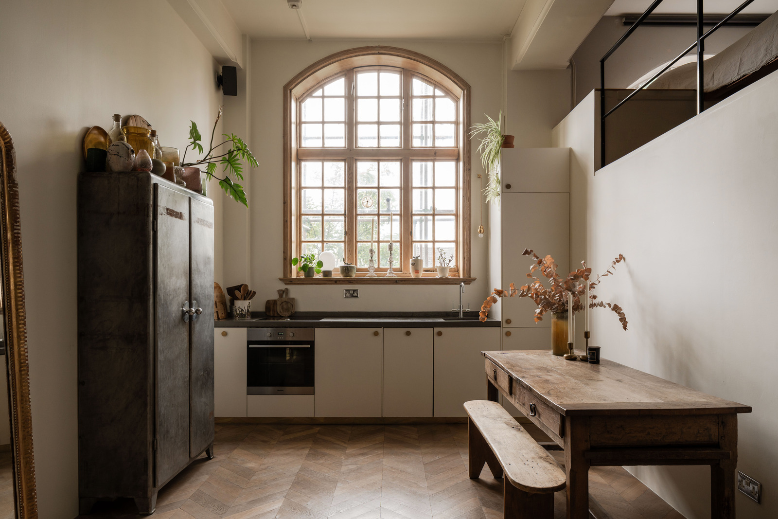 cuisine avec fenêtre cintrée appartement ancien de type loft cuisine avec fenêtre cintrée appartement ancien de type loft