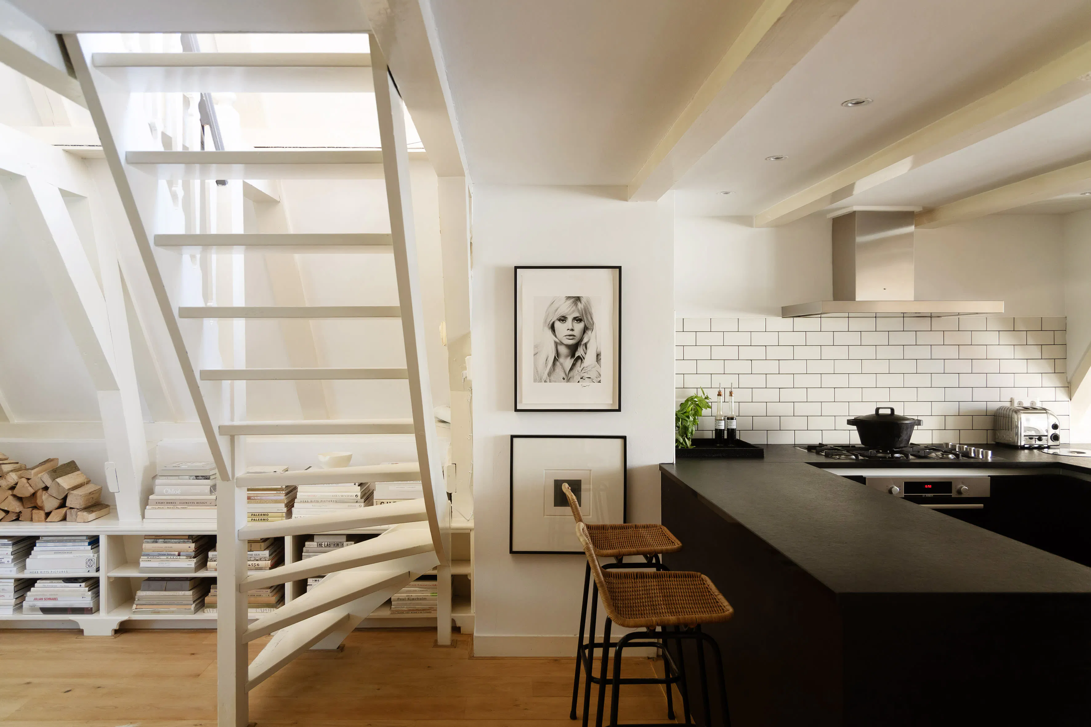 cuisine design noire duplex aux poutres blanches cuisine design noire duplex aux poutres blanches