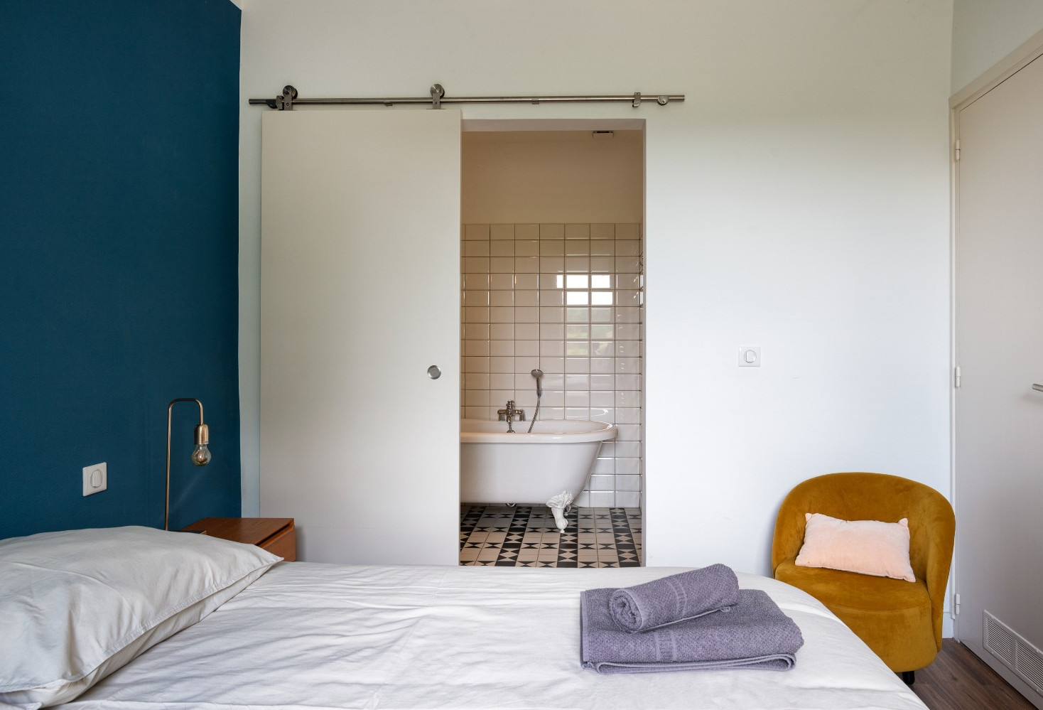 chambre mur bleu avec salle de bain chambre mur bleu avec salle de bain