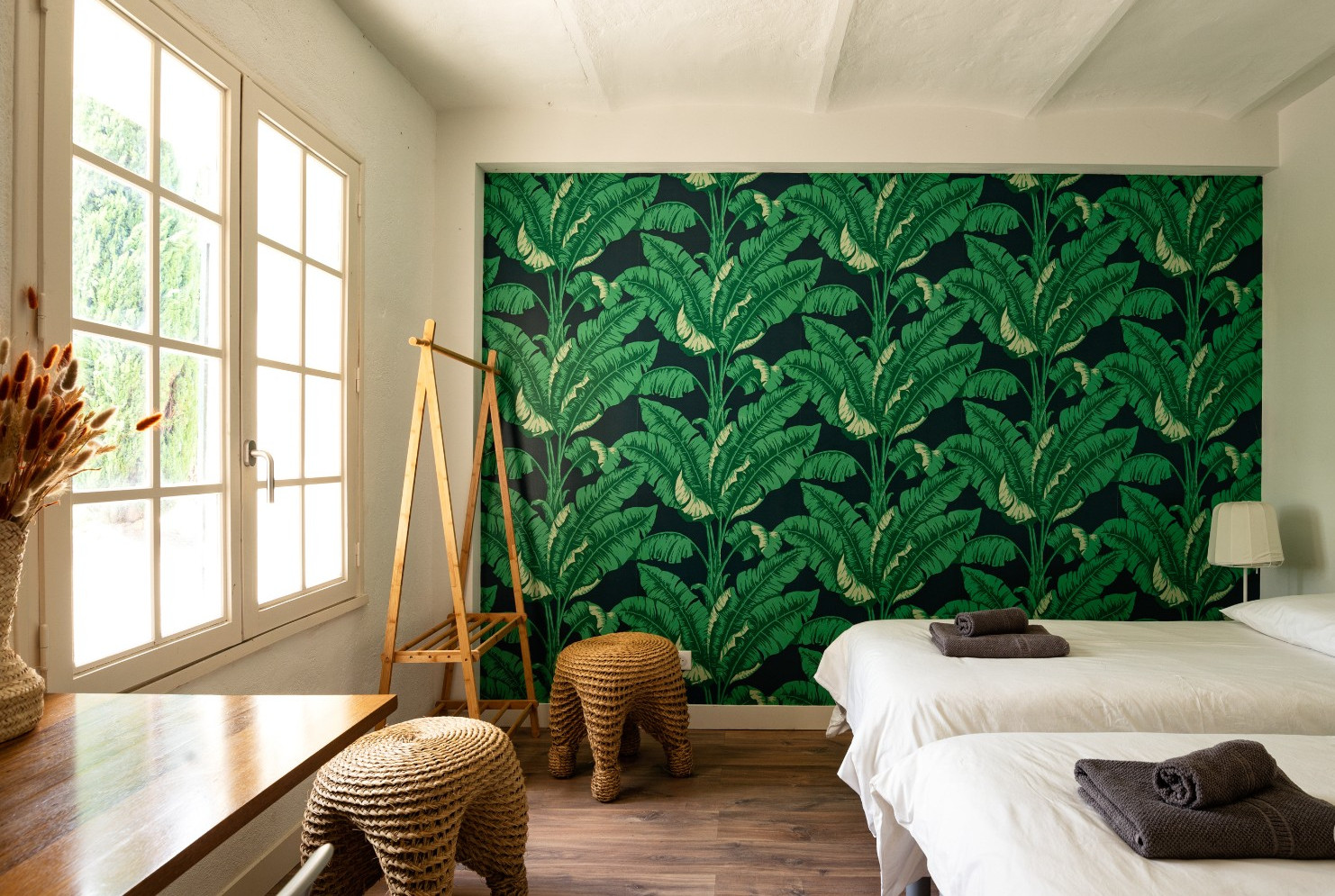 chambre avec papier-peint végétal maison en pierres Luberon Provence chambre avec papier-peint végétal maison en pierres Luberon Provence