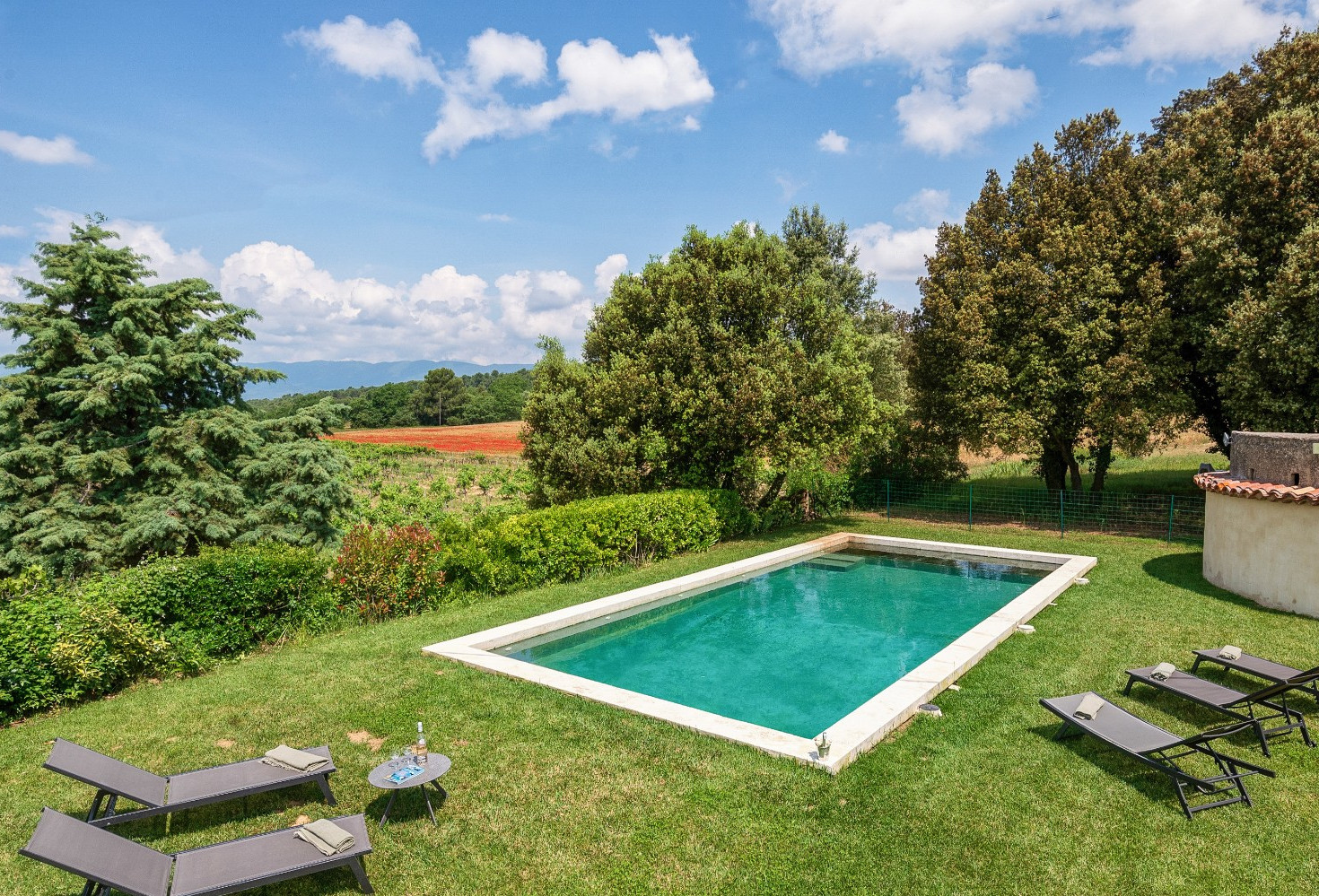 piscine dans jardin maison en pierres Luberon Provence piscine dans jardin maison en pierres Luberon Provence