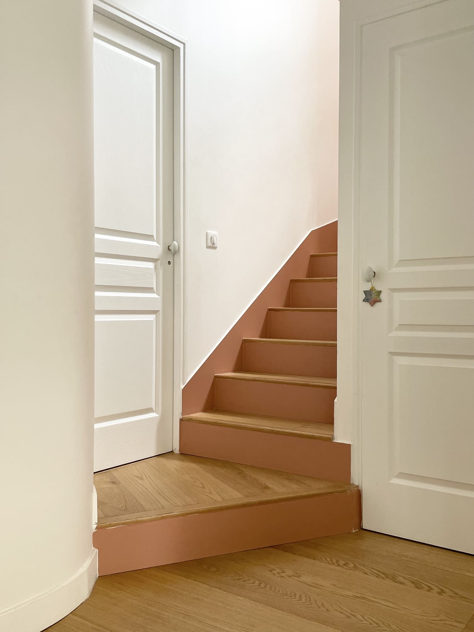 escalier peint maison décorée par Charlotte Gille de Happy Pog