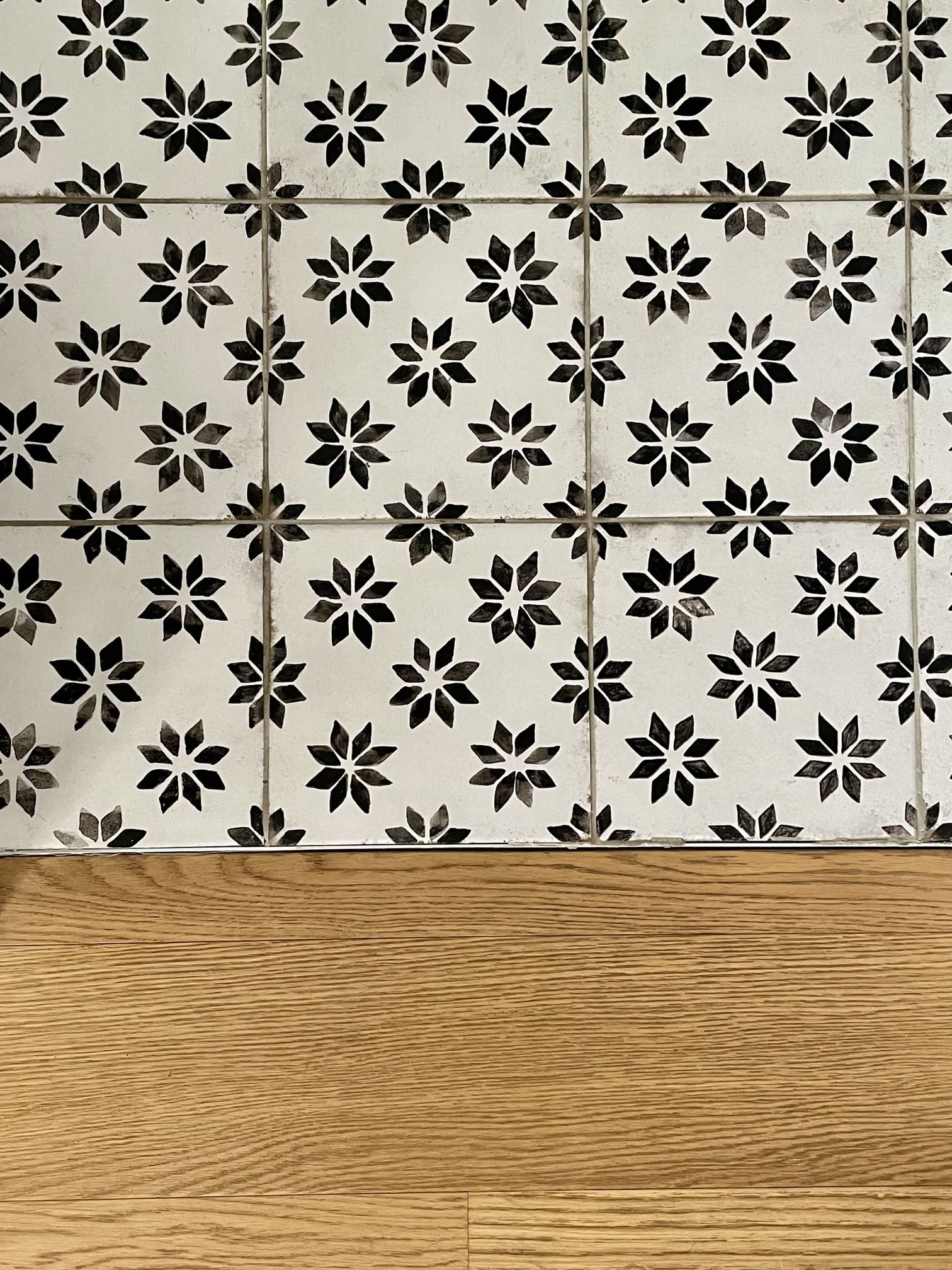 carrelage rétro salle de bain maison décorée par Charlotte Gille de Happy Pog