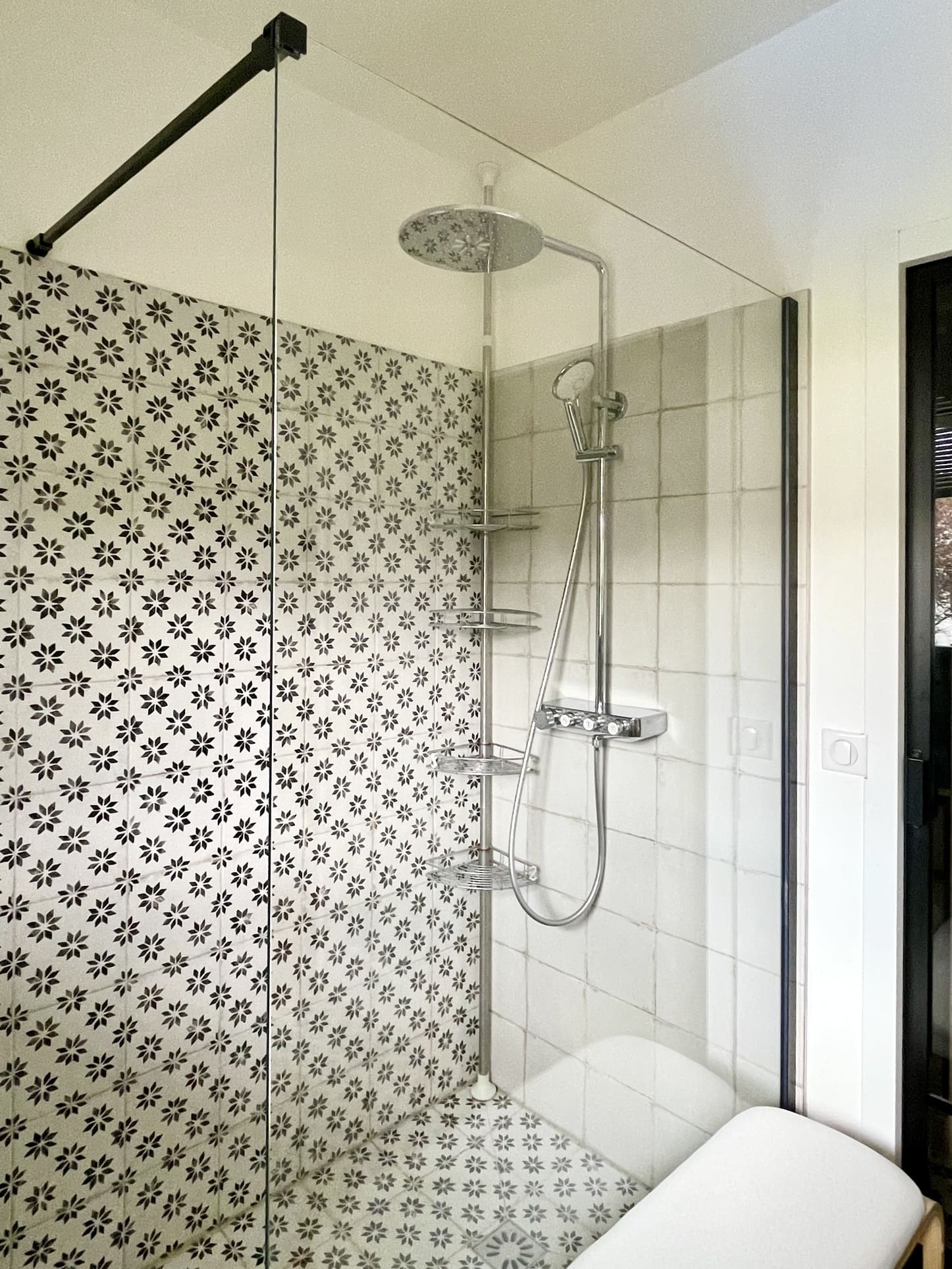 salle de bain avec douche maison décorée par Charlotte Gille de Happy Pog