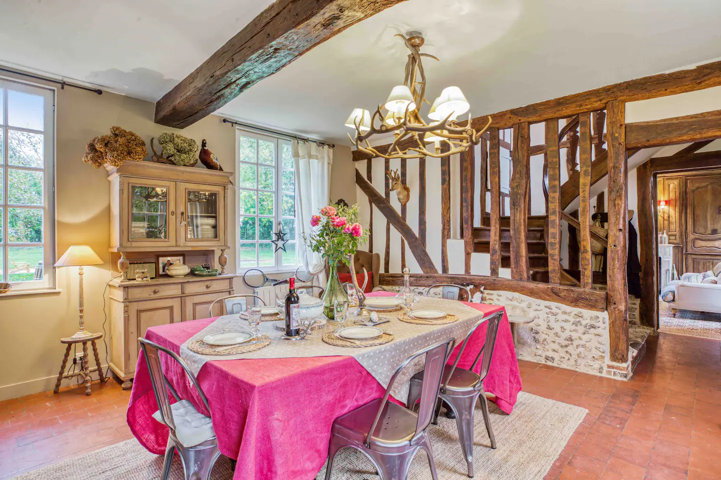 salle à manger avec colombages décoration classique chic manoir de Cauverville 18e siècle Normandie salle à manger avec colombages décoration classique chic manoir de Cauverville 18e siècle Normandie
