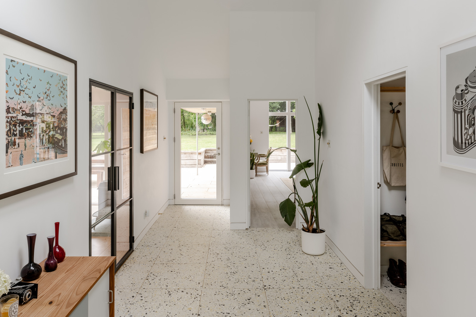 entrée sol terrazzo maison en bois murs blancs entrée sol terrazzo maison en bois murs blancs