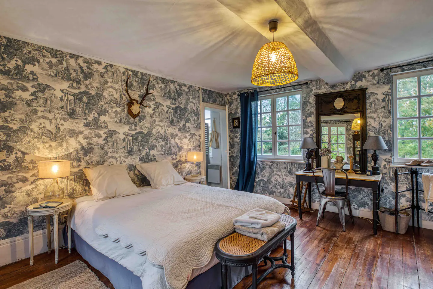 chambre toile de Jouy décoration classique chic manoir de Cauverville 18e siècle Normandie chambre toile de Jouy décoration classique chic manoir de Cauverville 18e siècle Normandie