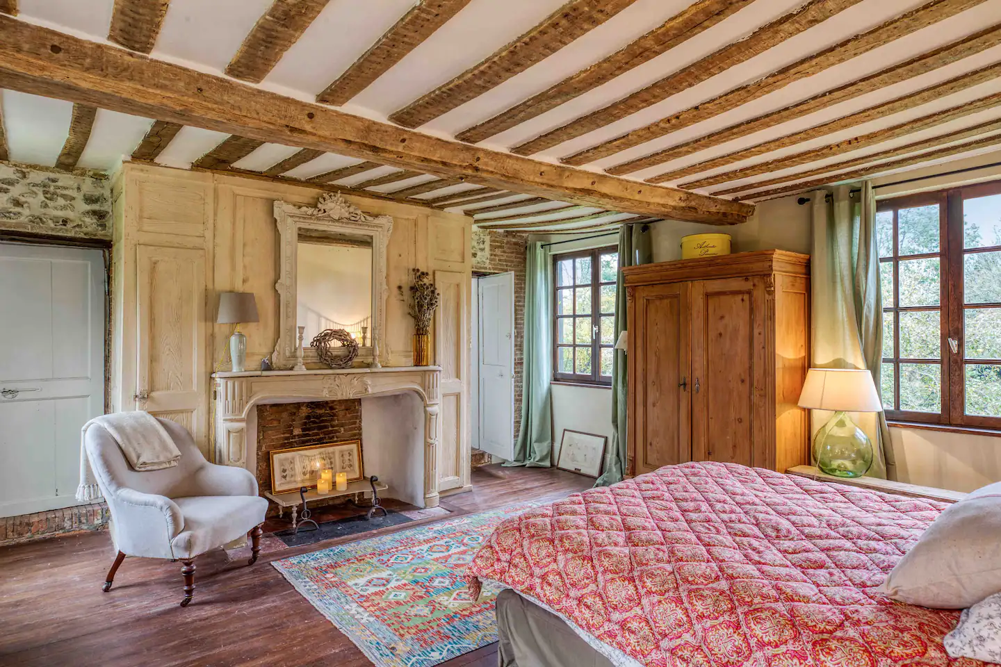 chambre avec poutres décoration classique chic manoir de Cauverville 18e siècle Normandie chambre avec poutres décoration classique chic manoir de Cauverville 18e siècle Normandie
