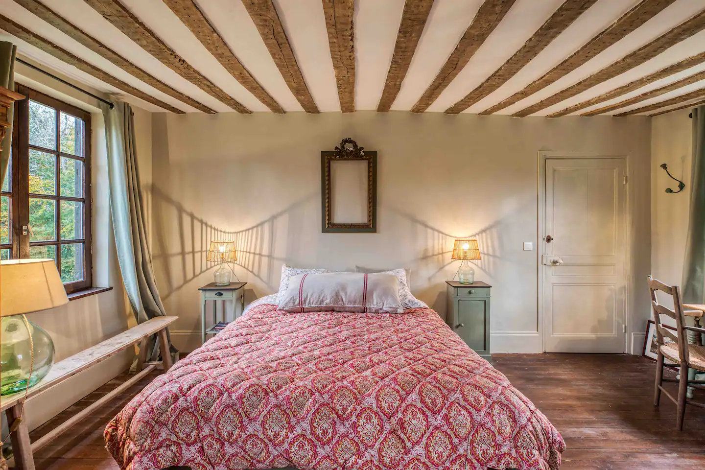 chambre avec poutres décoration classique chic manoir de Cauverville 18e siècle Normandie chambre avec poutres décoration classique chic manoir de Cauverville 18e siècle Normandie