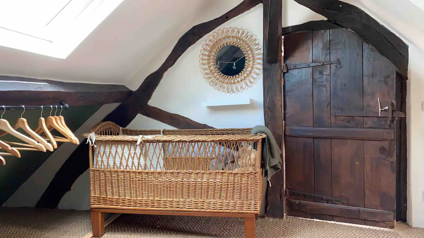 chambre mansardée avec poutres manoir de Cauverville 18e siècle Normandie chambre mansardée avec poutres manoir de Cauverville 18e siècle Normandie