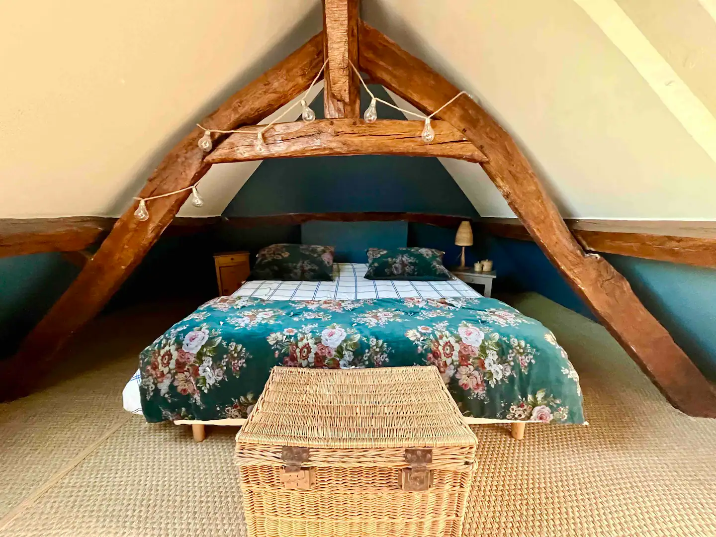 chambre mansardée avec poutres manoir de Cauverville 18e siècle Normandie chambre mansardée avec poutres manoir de Cauverville 18e siècle Normandie