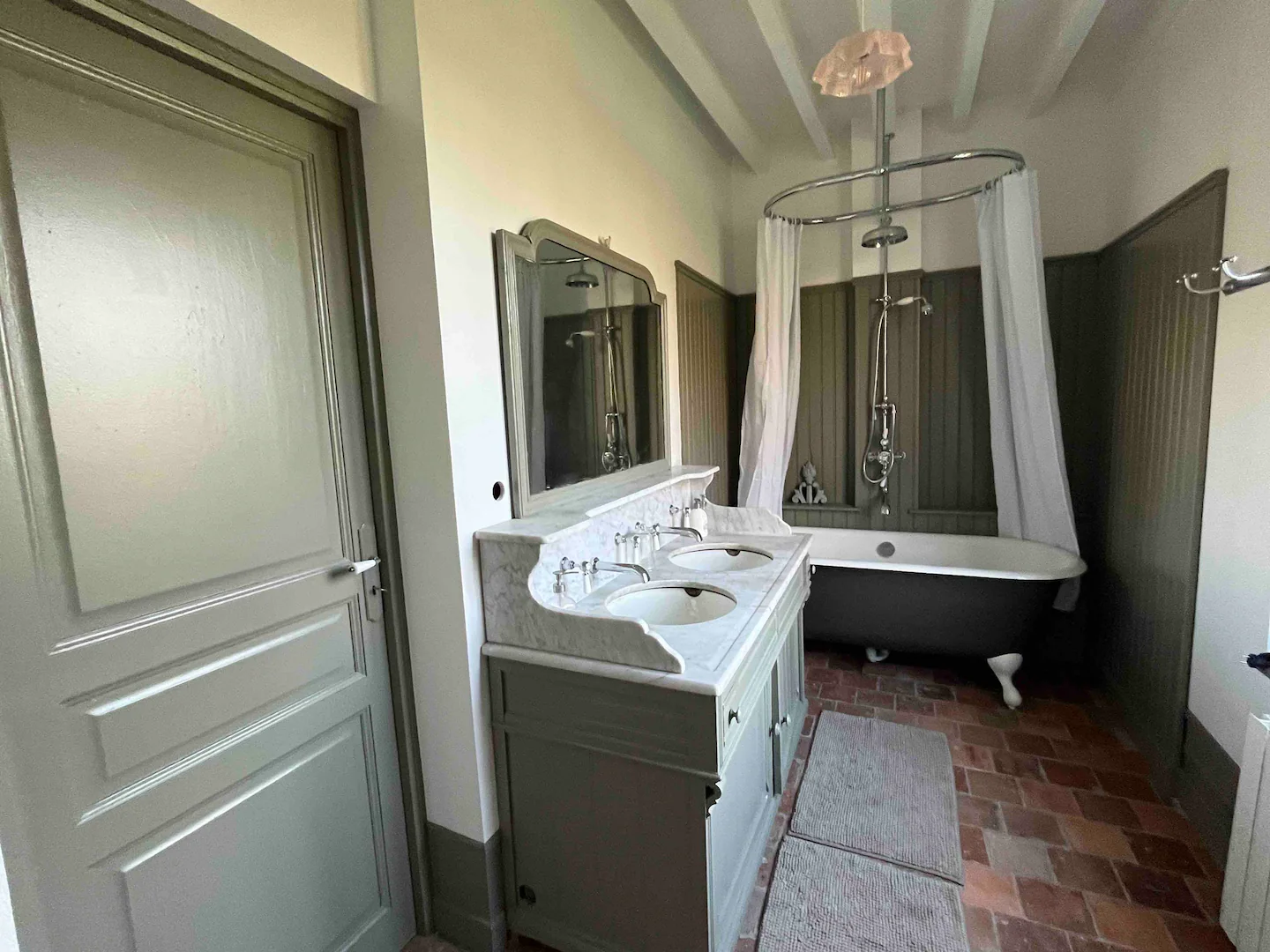 salle de bain vintage décoration classique chic manoir de Cauverville 18e siècle Normandie salle de bain vintage décoration classique chic manoir de Cauverville 18e siècle Normandie