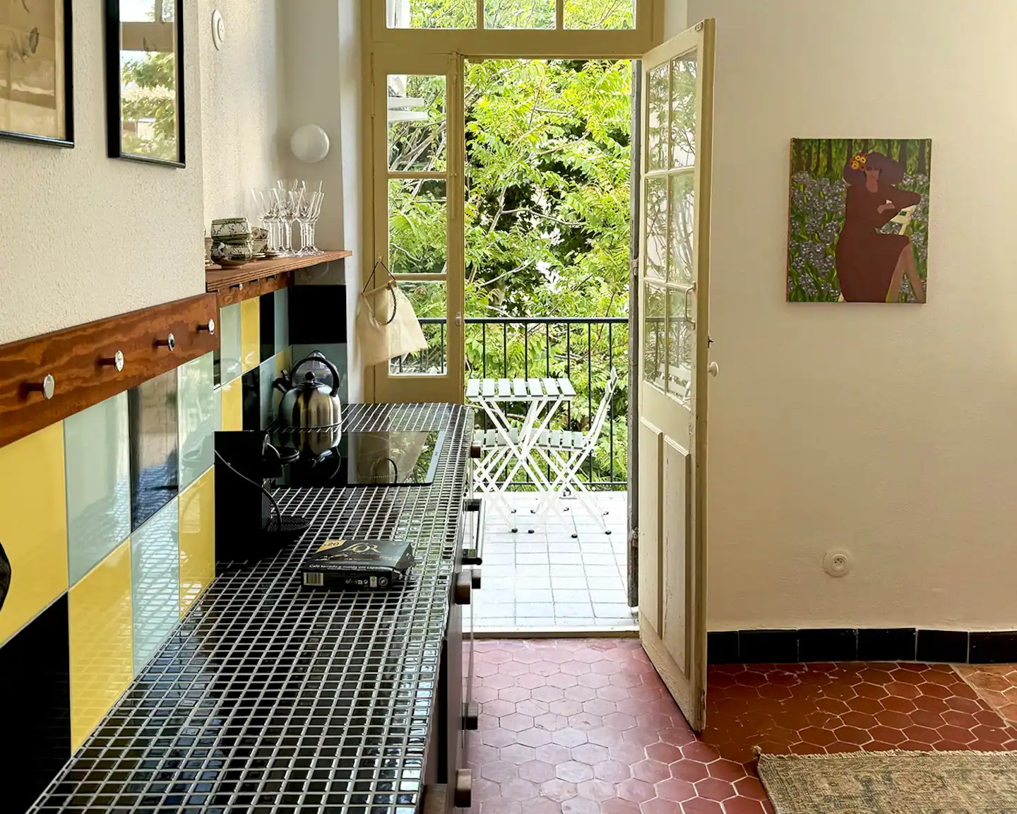 cuisine avec balcon décoration vintage appartement de 75m2 à Marseille
