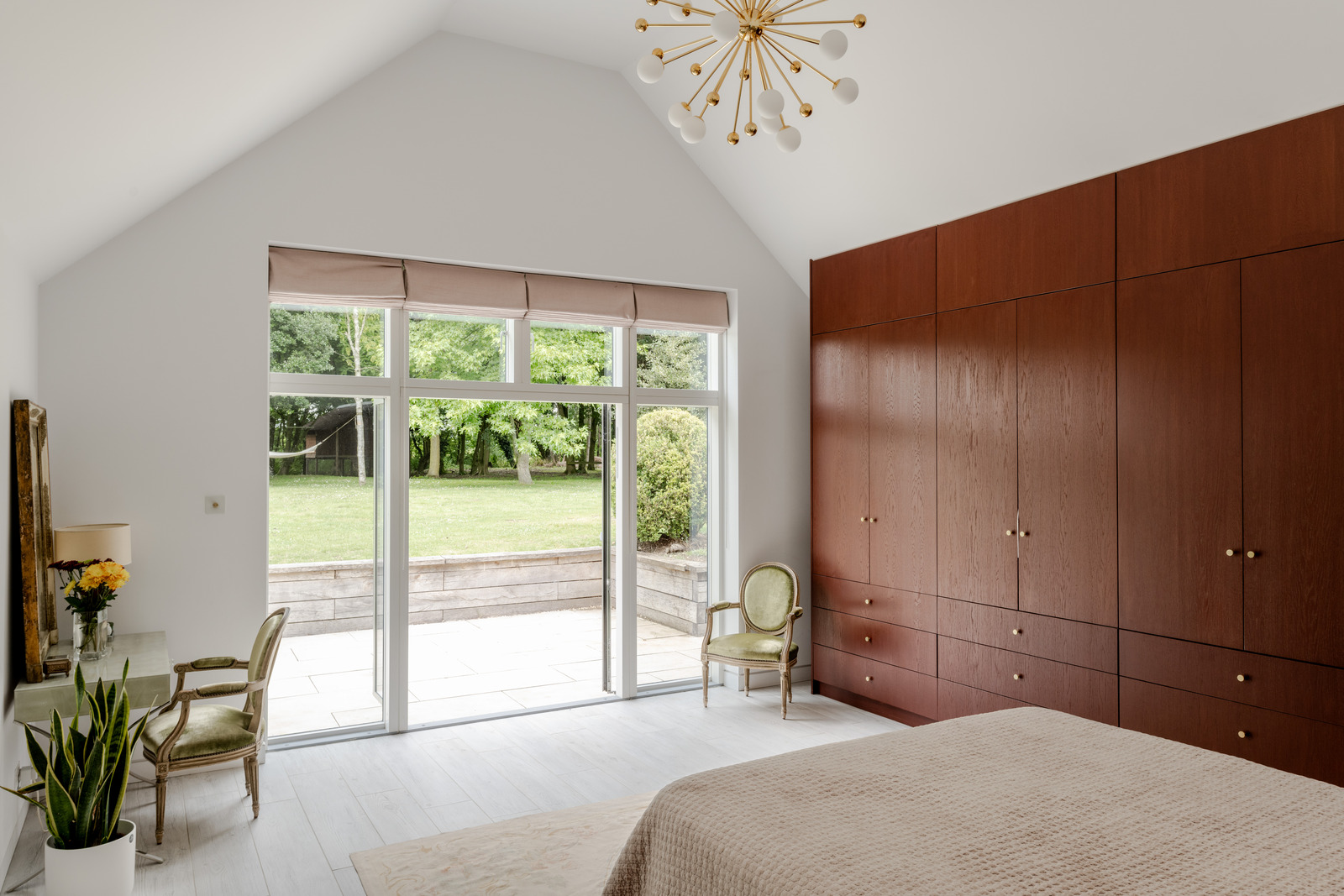 chambre avec placards maison en bois murs blancs chambre avec placards maison en bois murs blancs