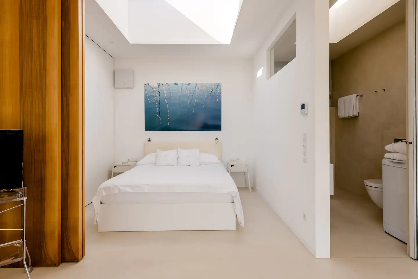 chambre minimaliste fermée par rideau chambre minimaliste fermée par rideau