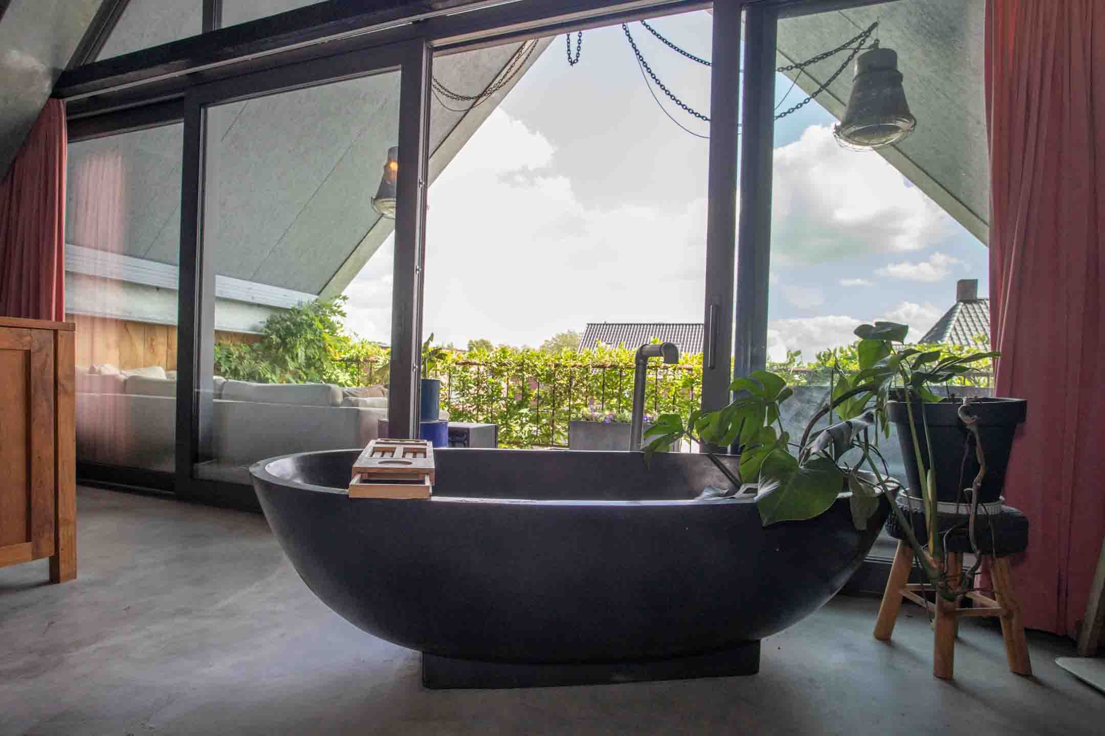 salle de bain dans chambre baignoire îlot design noire salle de bain dans chambre baignoire îlot design noire