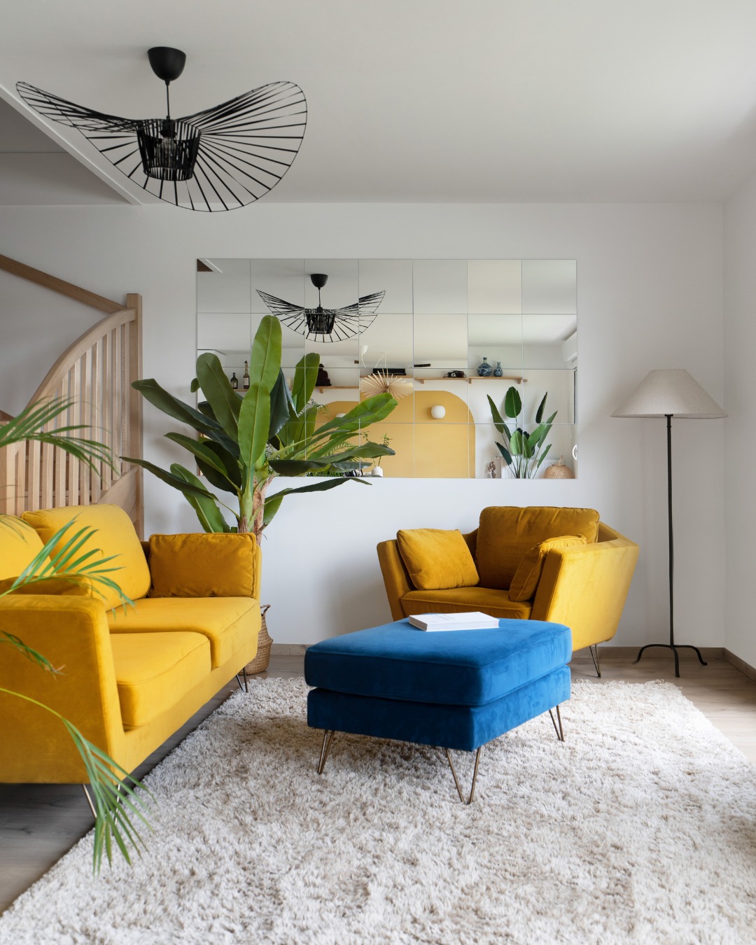 salon bleu et jaune appartement neuf personnalisé par Mon Concept Habitation