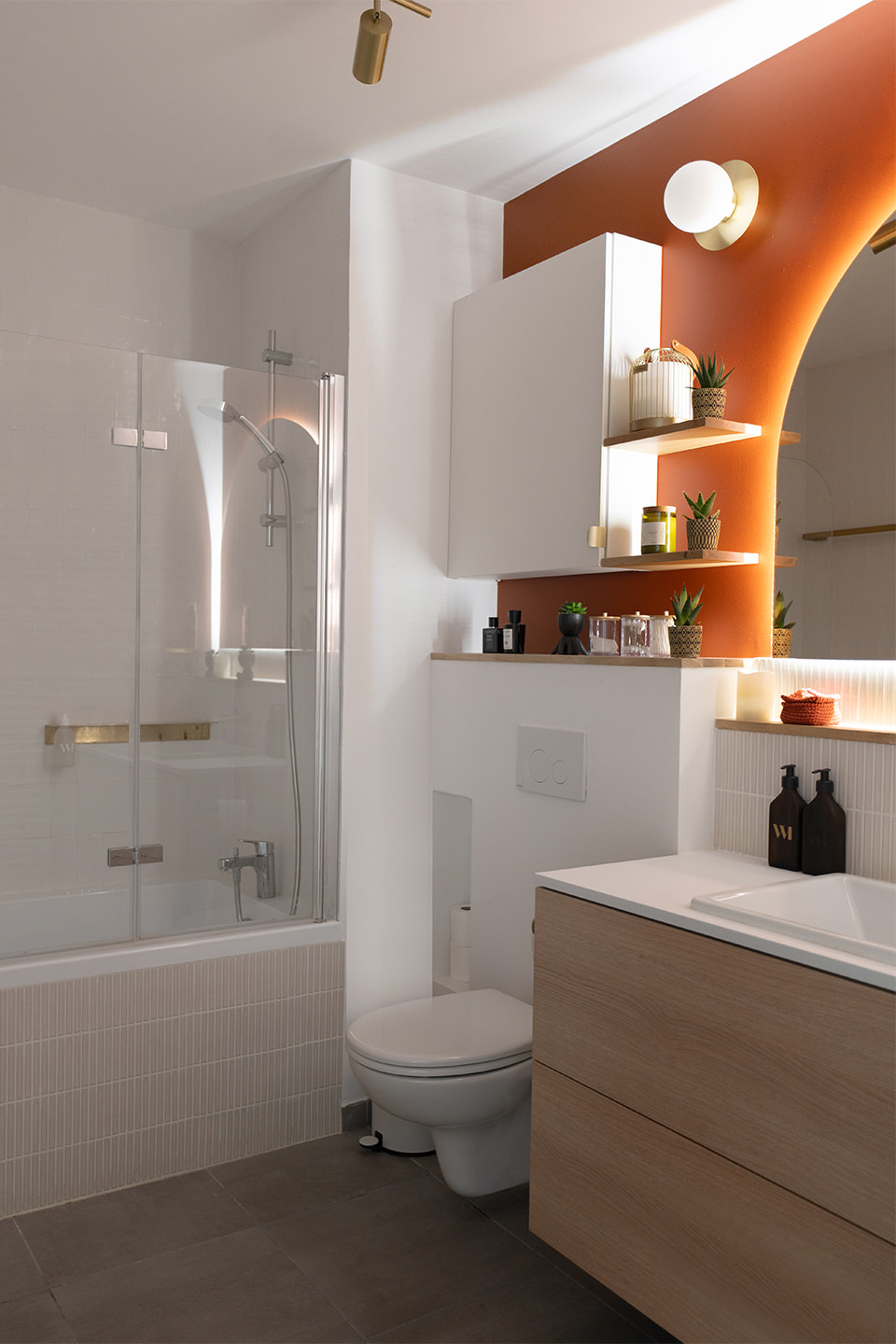 salle de bain mur orange appartement neuf personnalisé par Mon Concept Habitation