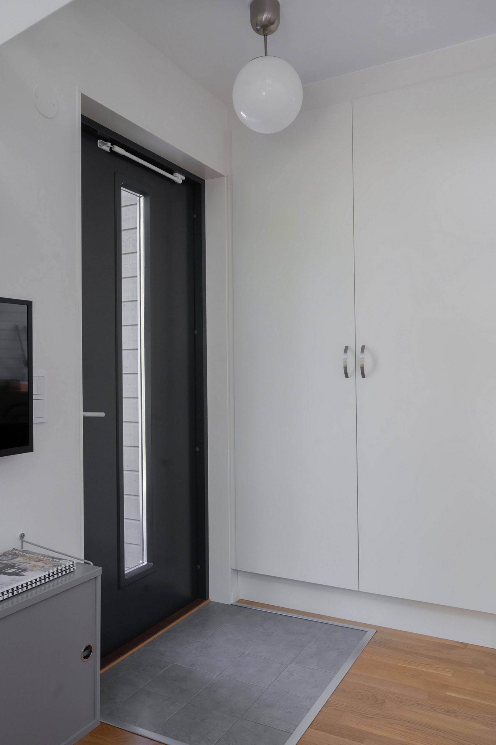entrée avec placard petite maison 22m2 façade en bois noir entrée avec placard petite maison 22m2 façade en bois noir