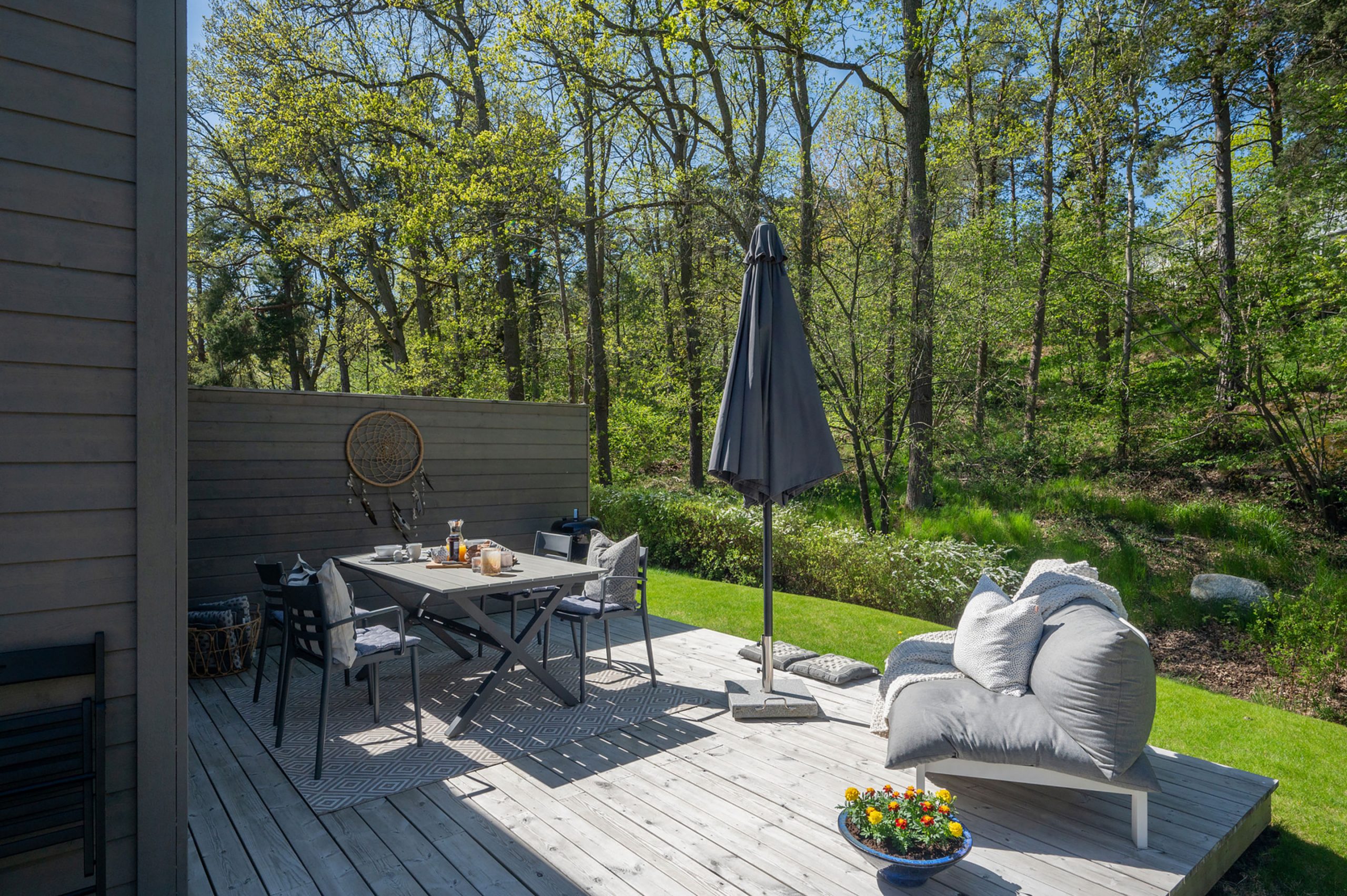 terrasse petite maison 22m2 façade en bois noir terrasse petite maison 22m2 façade en bois noir