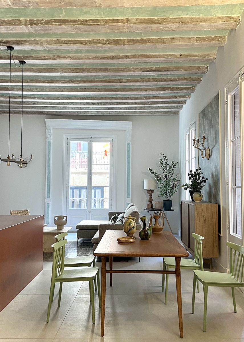 salle à manger avec poutres décoration rustique chic