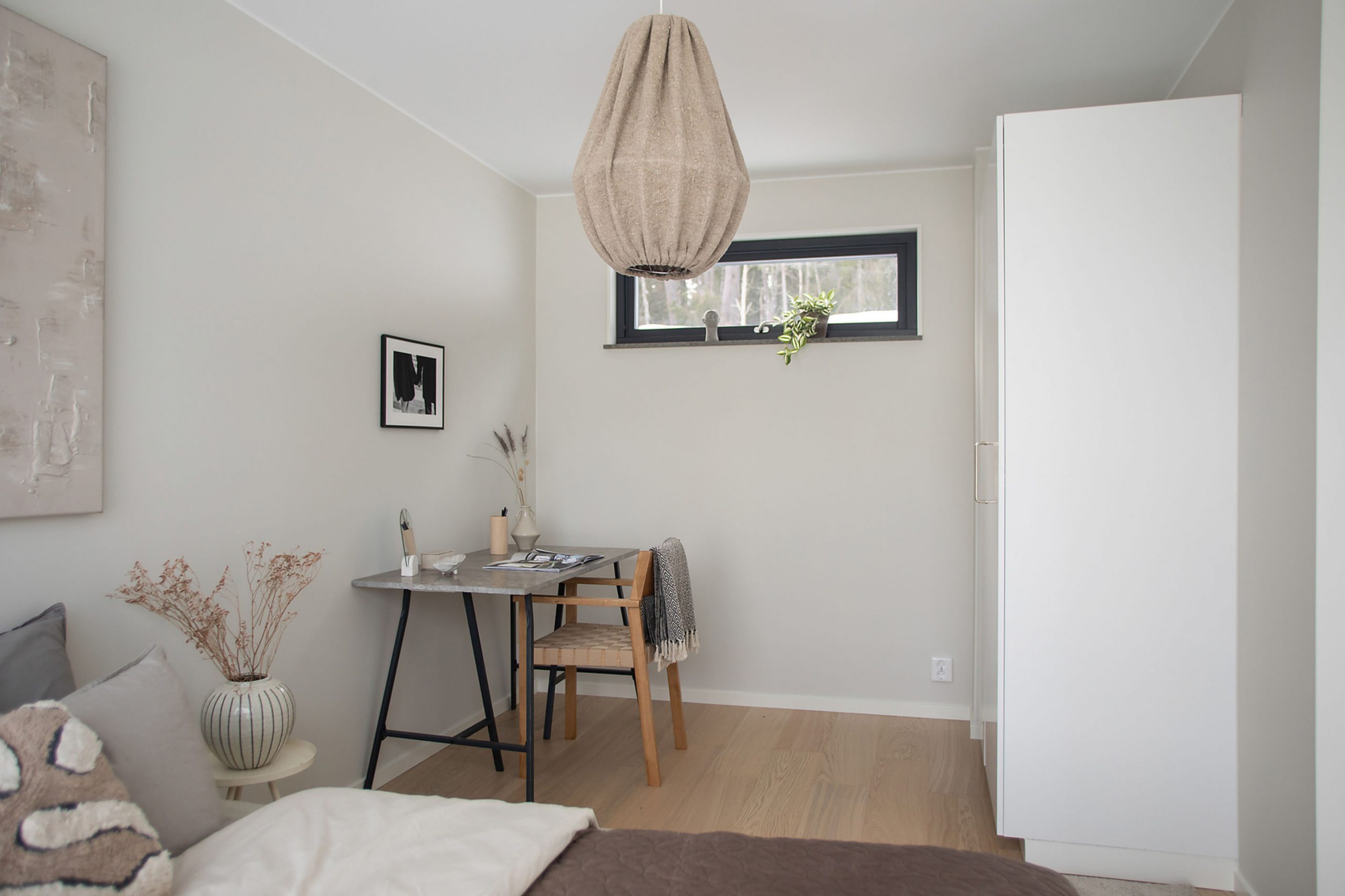 chambre avec espace bureau décoration contemporaine beige petite maison 50m2 chambre avec espace bureau décoration contemporaine beige petite maison 50m2