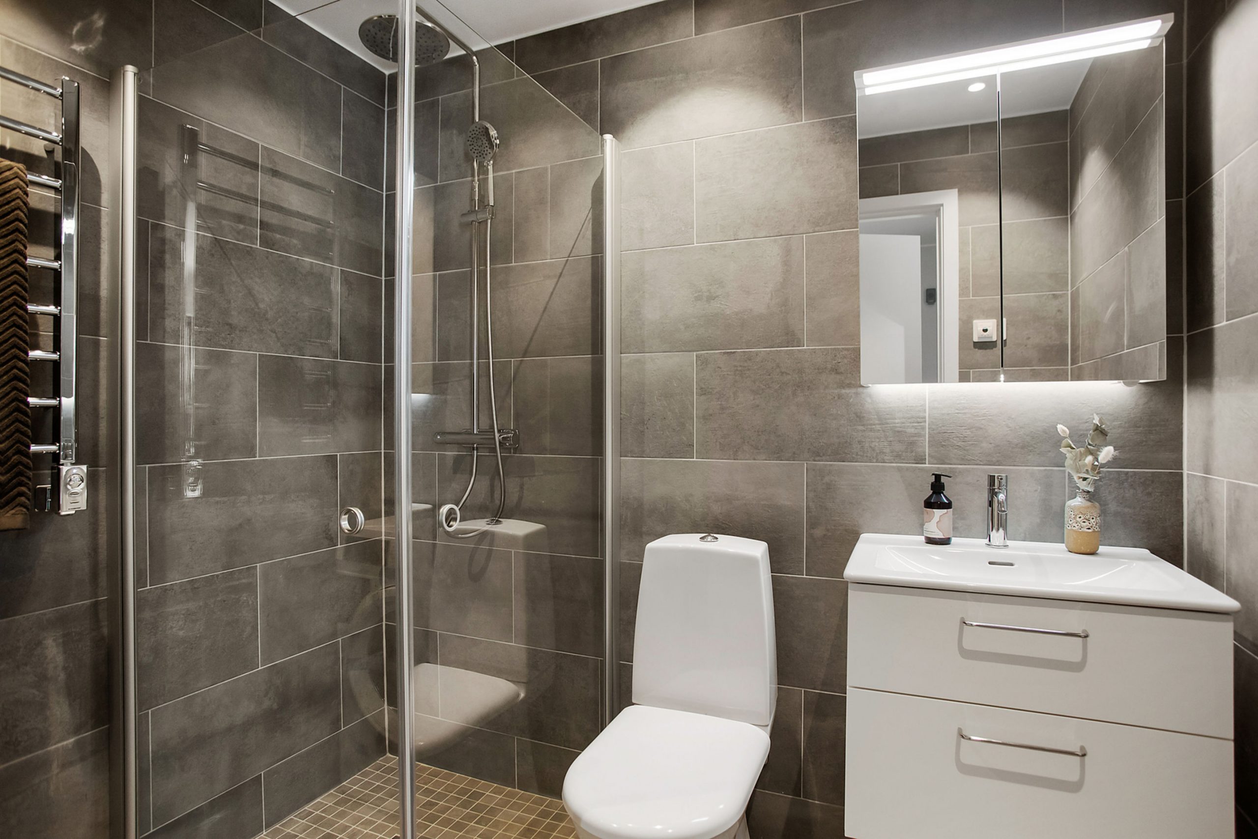 salle de bain décoration contemporaine grise petite maison 50m2 salle de bain décoration contemporaine grise petite maison 50m2