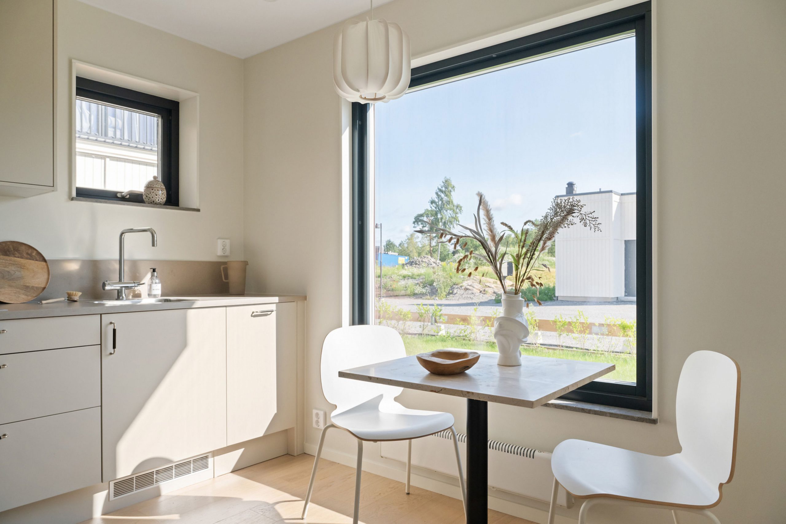 cuisine beige avec baie vitrée cuisine beige avec baie vitrée