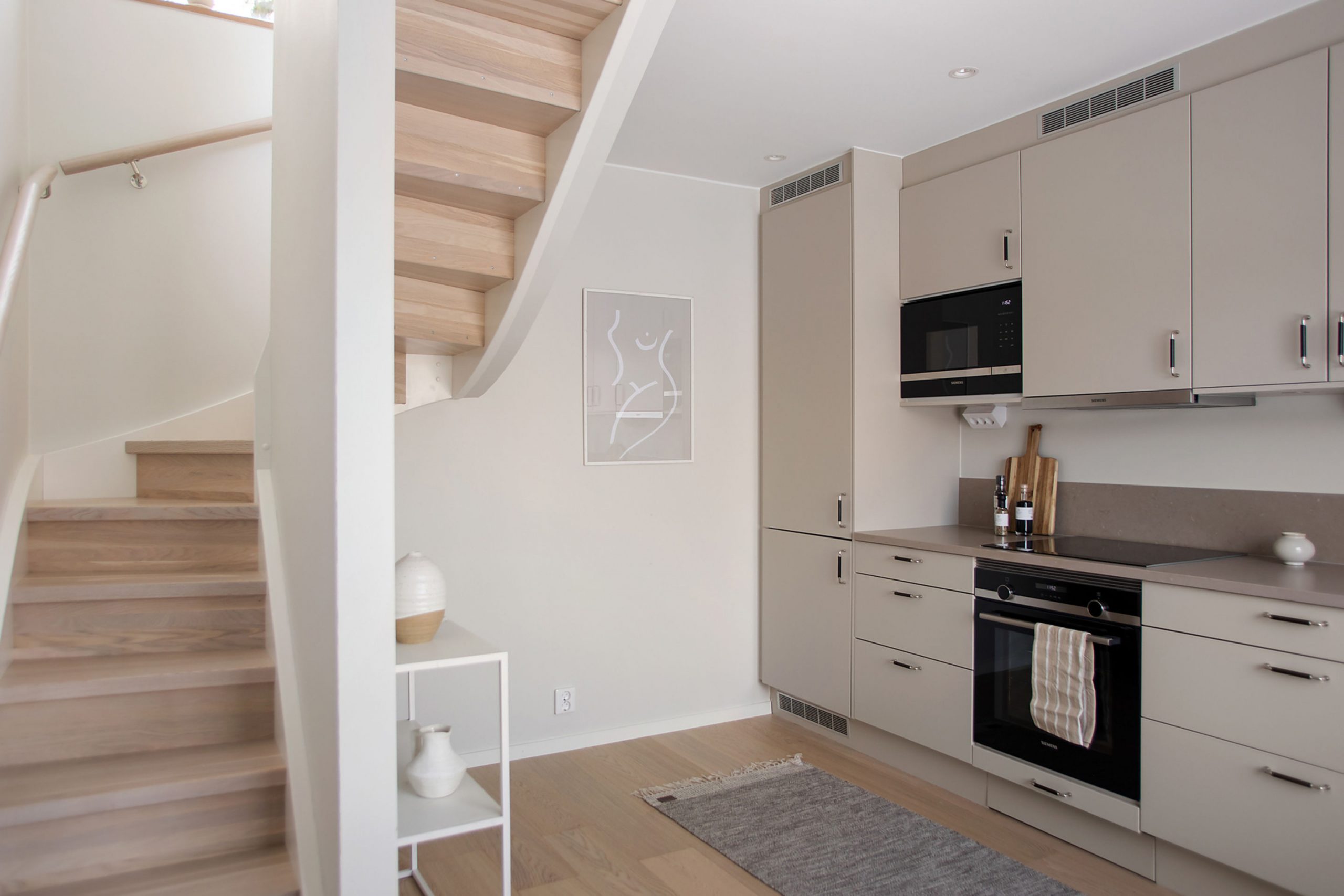 cuisine avec escalier décoration contemporaine beige petite maison 50m2 cuisine avec escalier décoration contemporaine beige petite maison 50m2