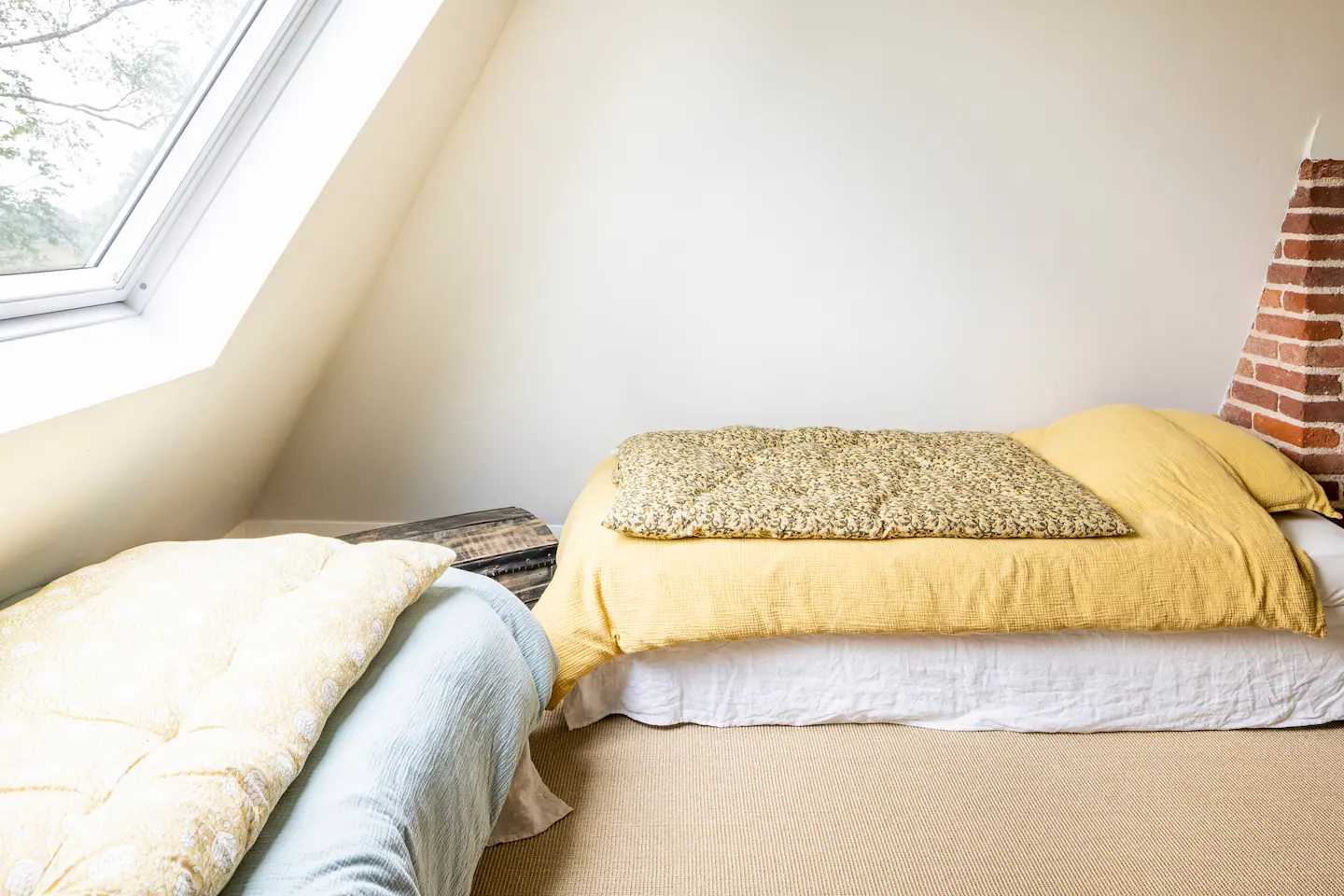 chambre mansardée à deux lits chambre mansardée à deux lits