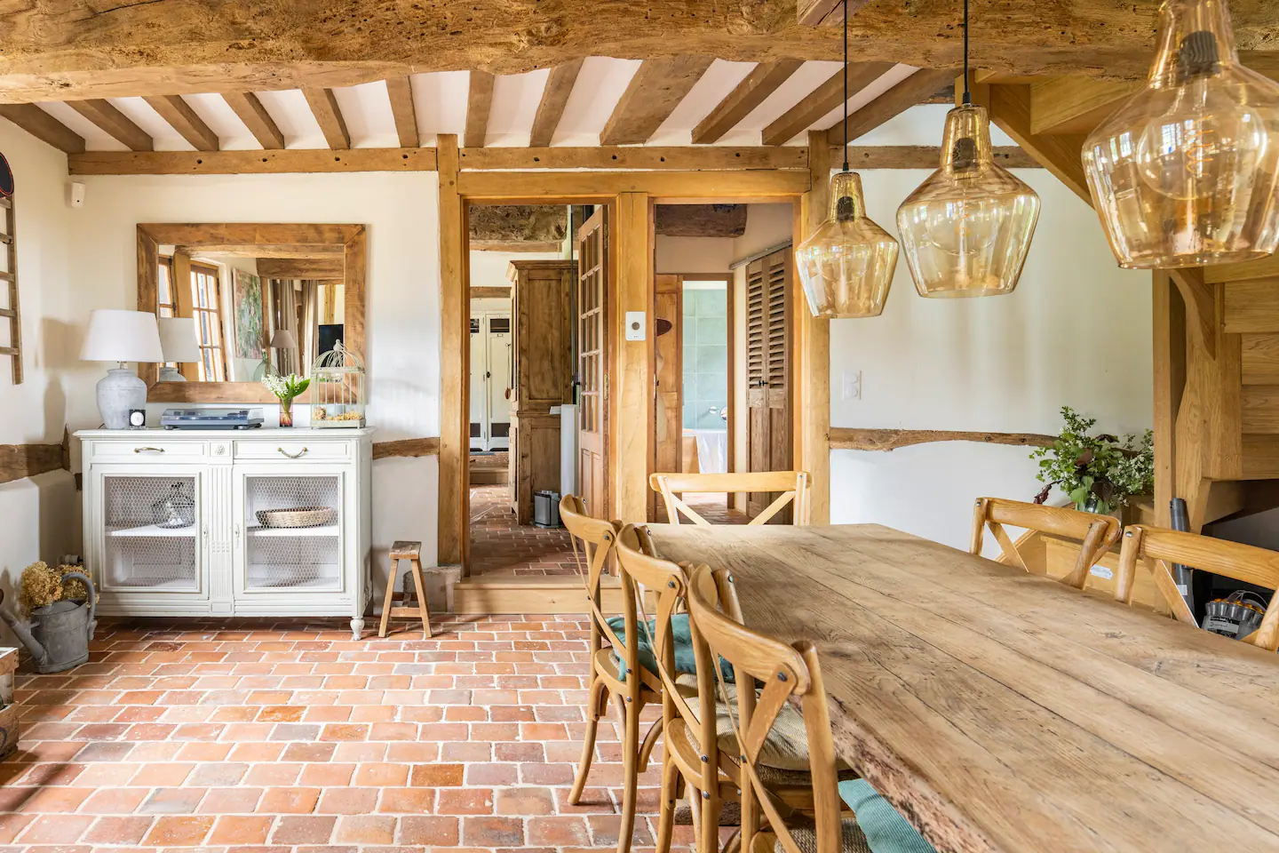 salle à manger avec poutres décoration rustique maison de campagne à colombages Normandie salle à manger avec poutres décoration rustique maison de campagne à colombages Normandie