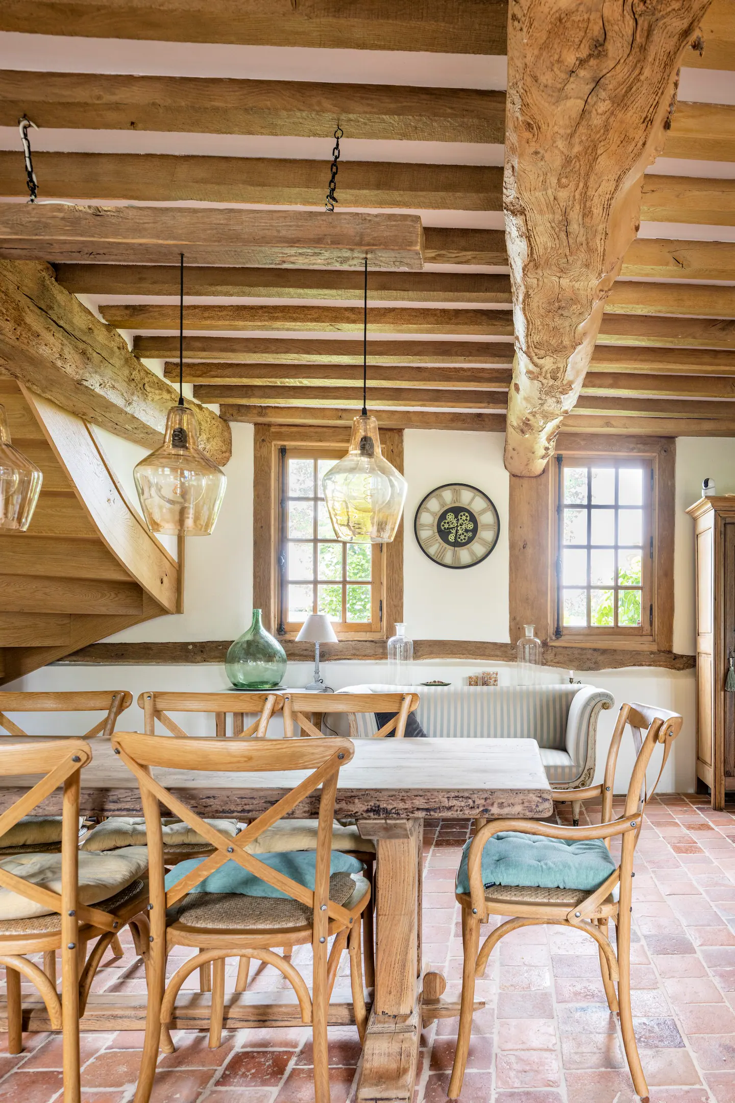 salle à manger avec poutres décoration rustique maison de campagne à colombages Normandie salle à manger avec poutres décoration rustique maison de campagne à colombages Normandie