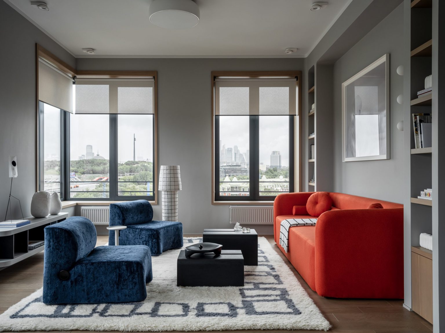 salon avec canapé rouge orangé décoration design