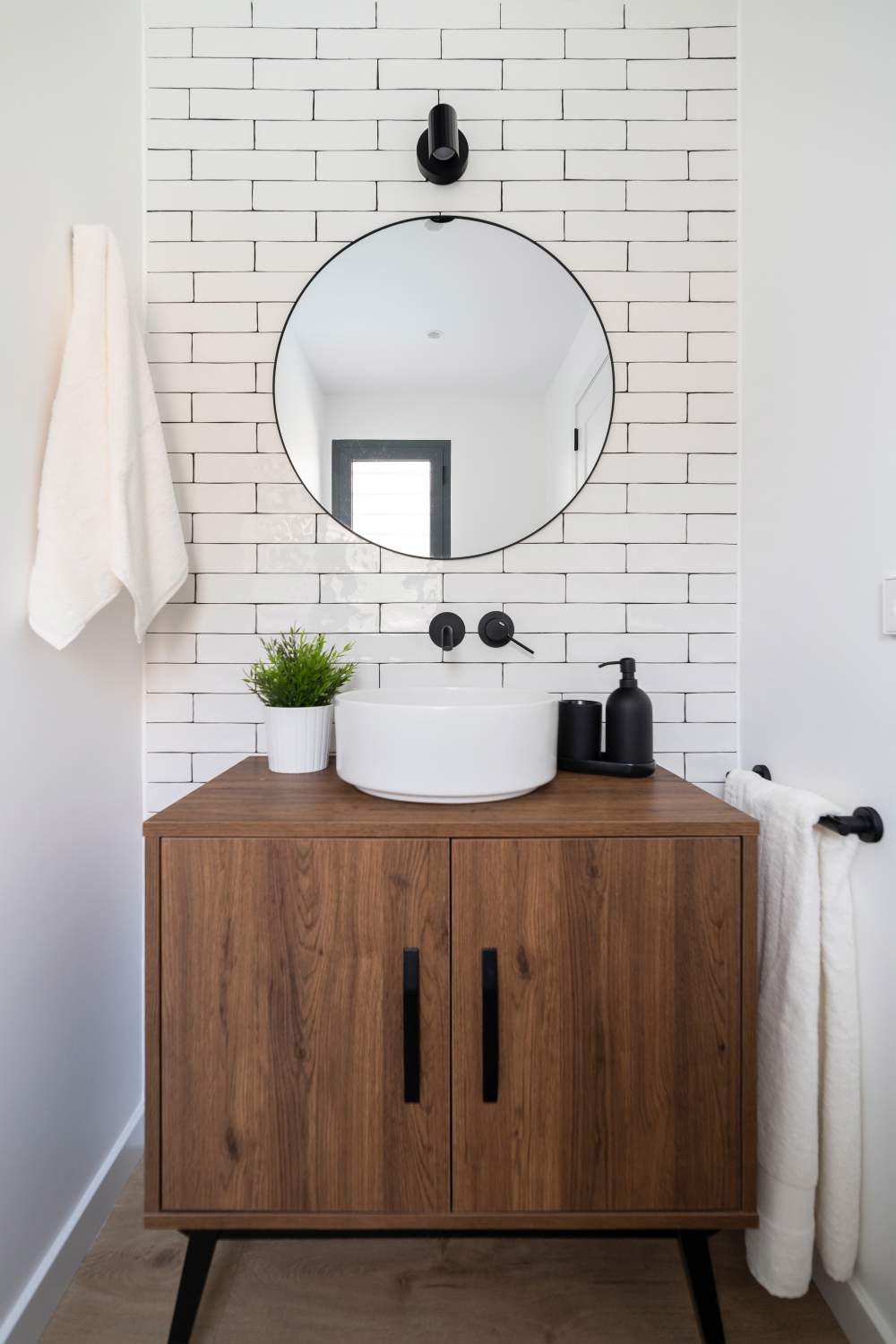 salle de bain bois et blanc décoration contemporaine