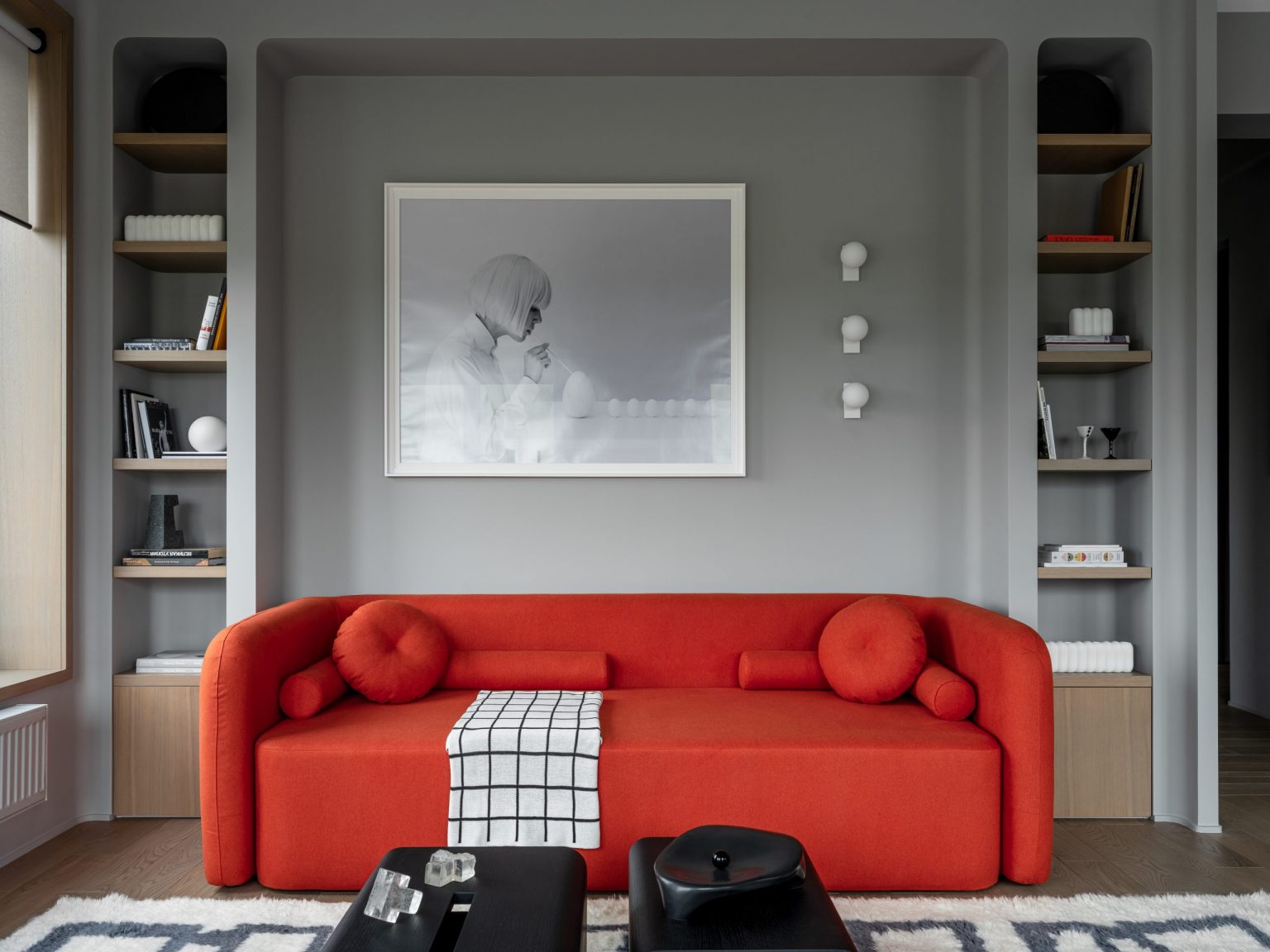 salon avec canapé rouge orangé décoration design