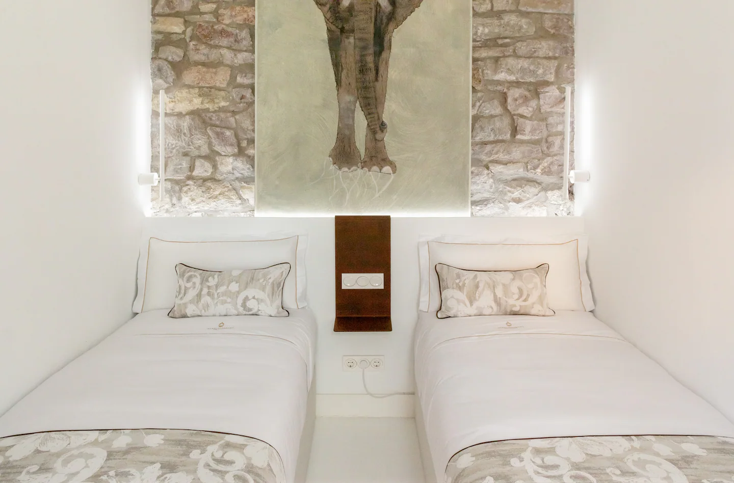 chambre à deux lits appartement chic aux murs d pierres chambre à deux lits appartement chic aux murs d pierres