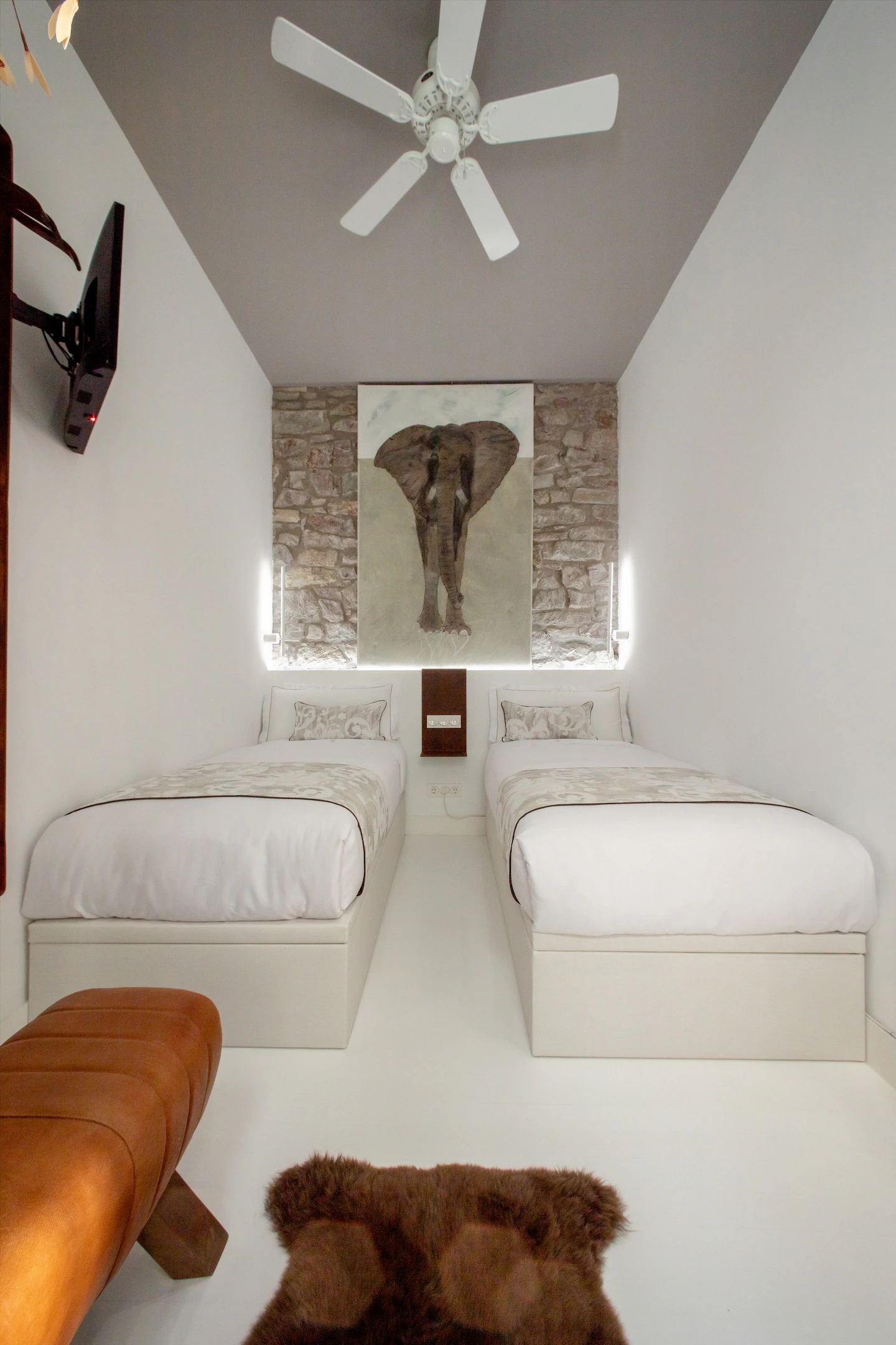 chambre à deux lits mur en pierres chambre à deux lits mur en pierres