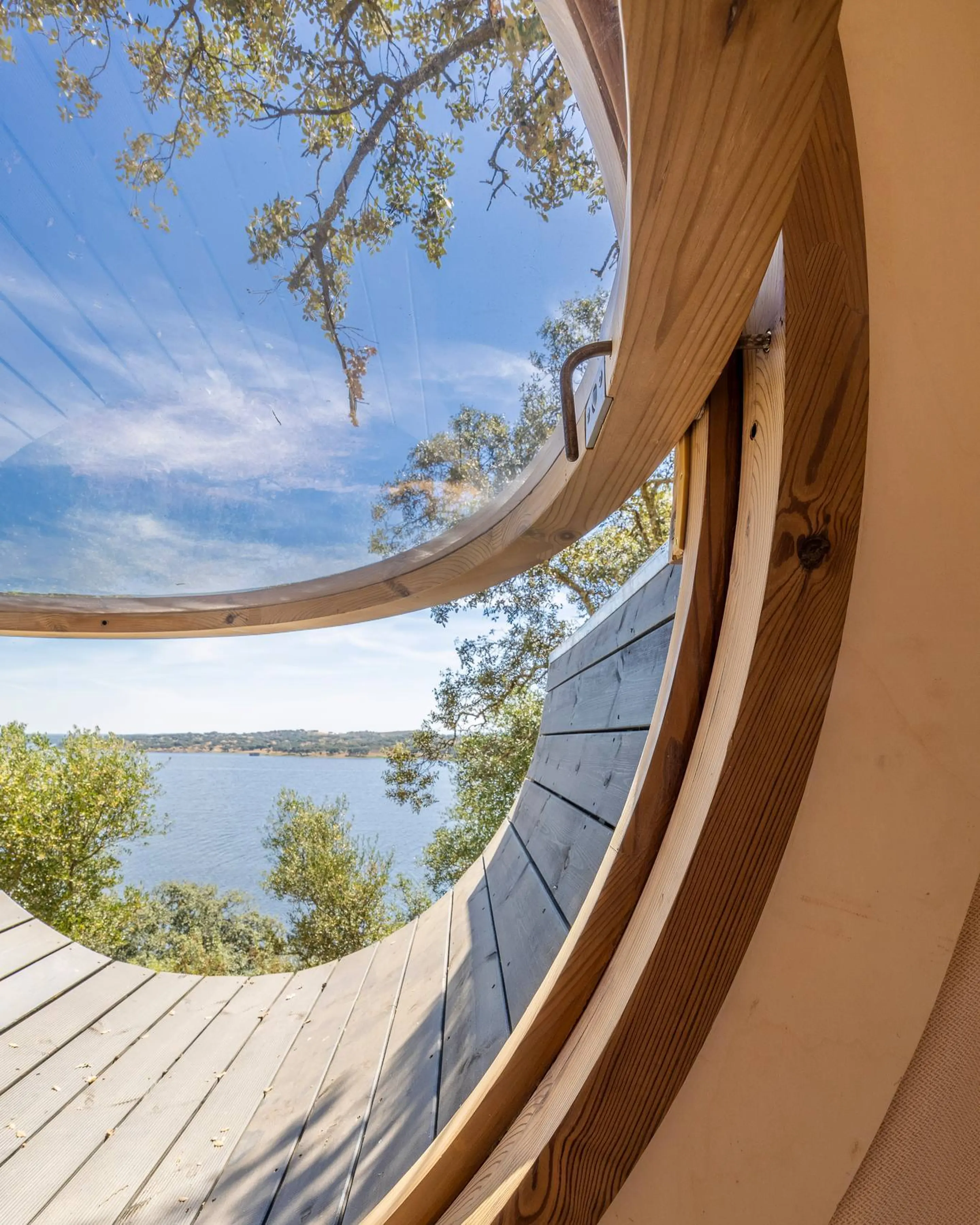 tiny house MadeiGincho avec fenêtre hublot