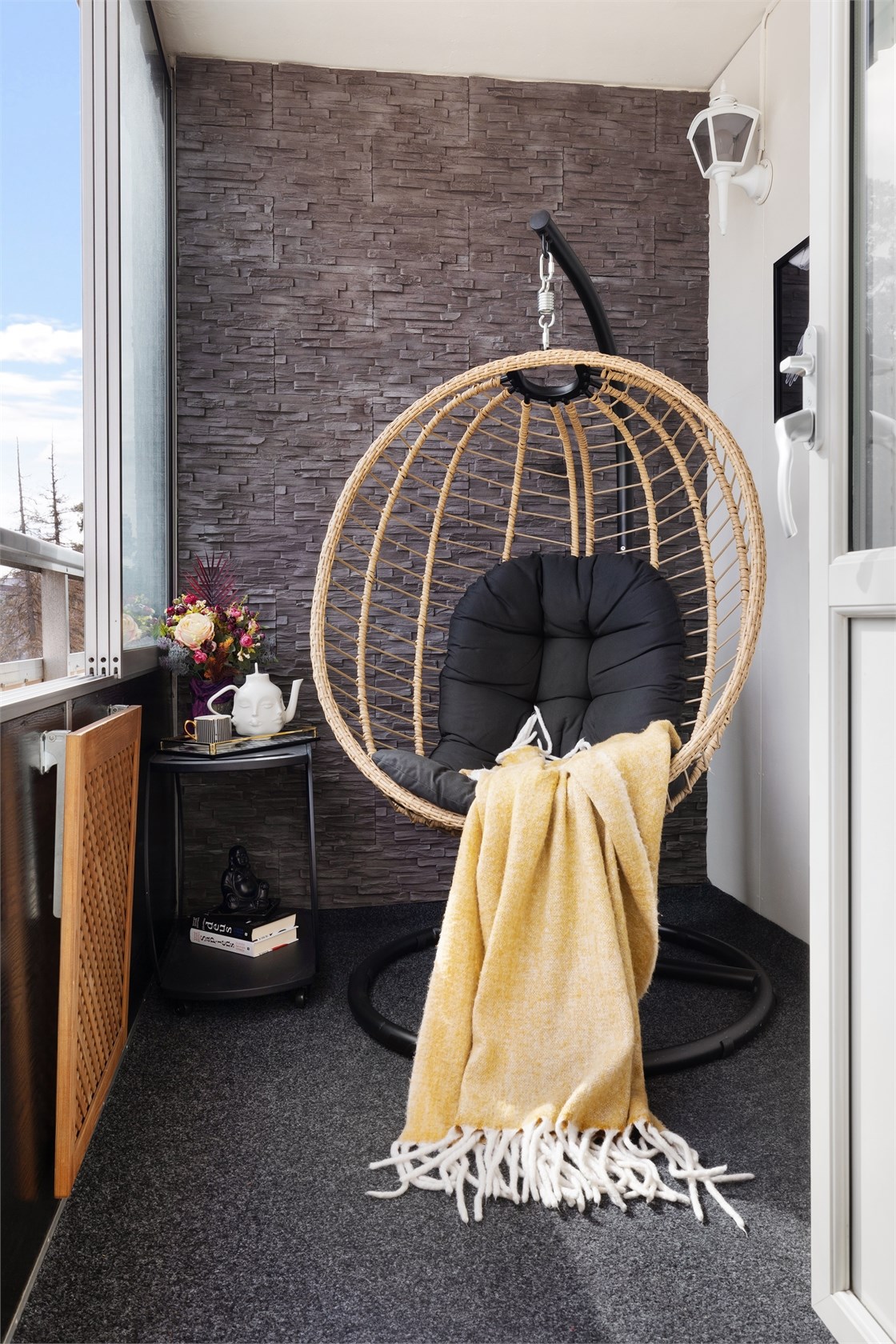 balcon avec fauteuil suspendu rotin