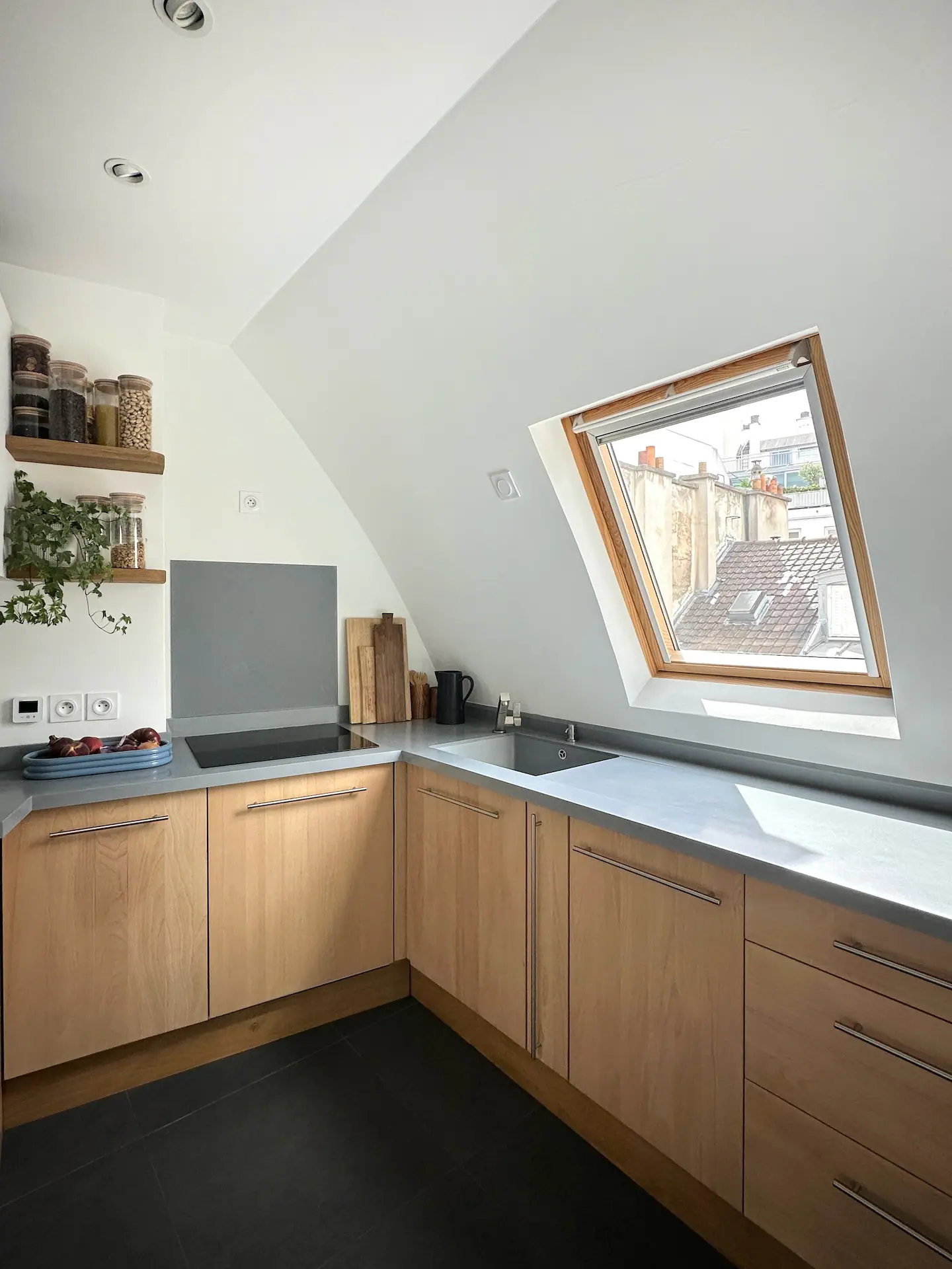 cuisine mansardée appartement de 60m2 à Paris dans immeuble haussmannien cuisine mansardée appartement de 60m2 à Paris dans immeuble haussmannien