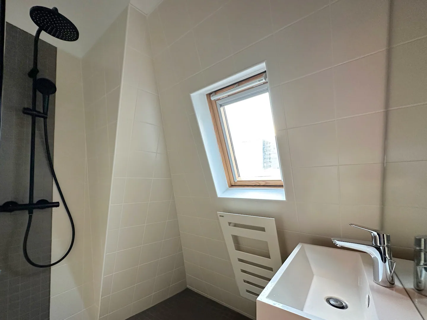 salle de bain design mansardée appartement de 60m2 à Paris dans immeuble haussmannien salle de bain design mansardée appartement de 60m2 à Paris dans immeuble haussmannien
