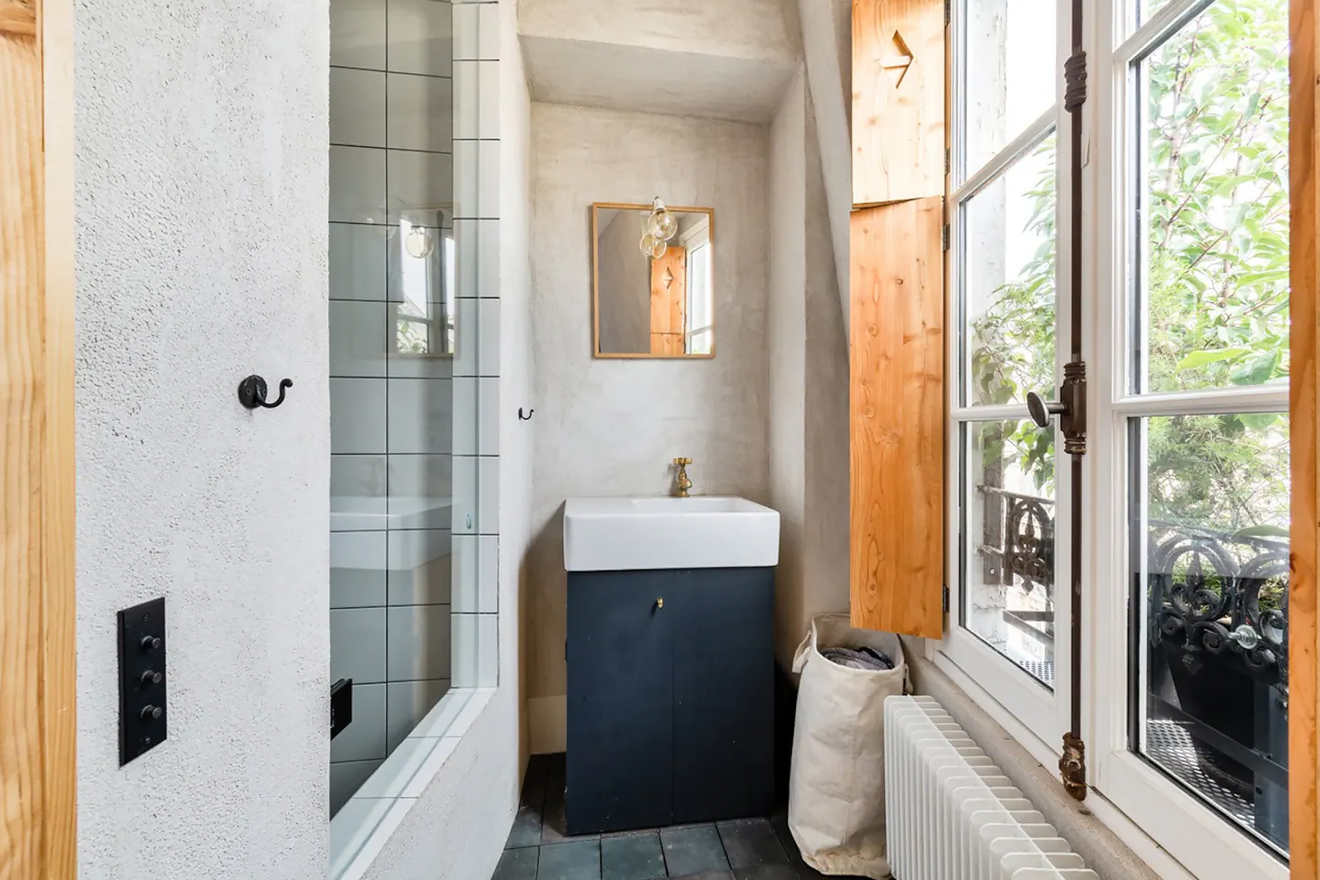 salle de bain avec fenêtre