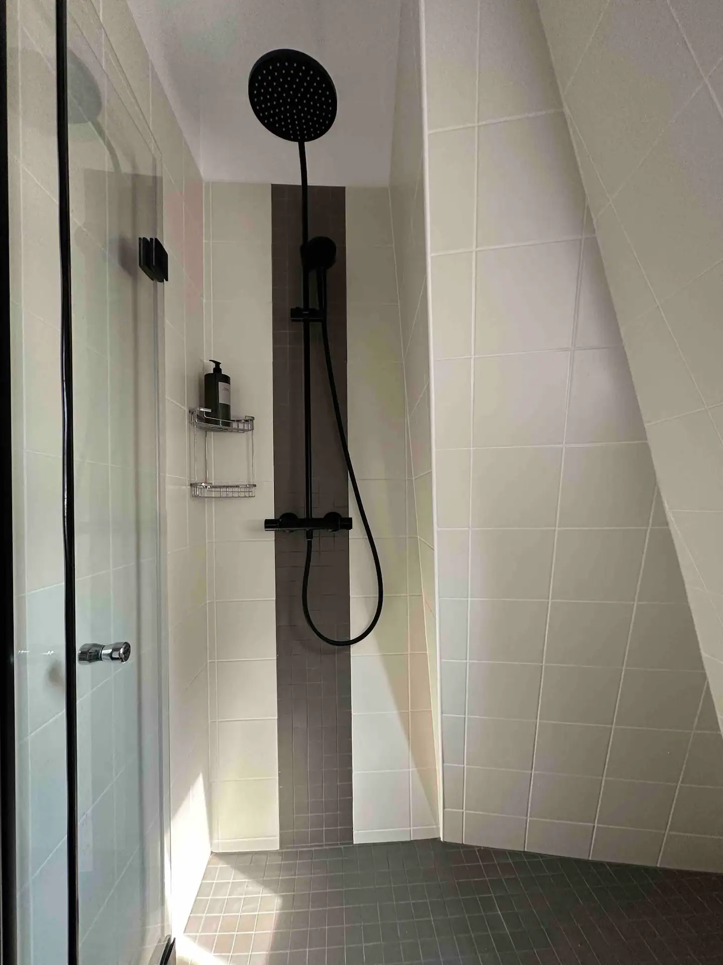 salle de bain design mansardée appartement de 60m2 à Paris dans immeuble haussmannien salle de bain design mansardée appartement de 60m2 à Paris dans immeuble haussmannien