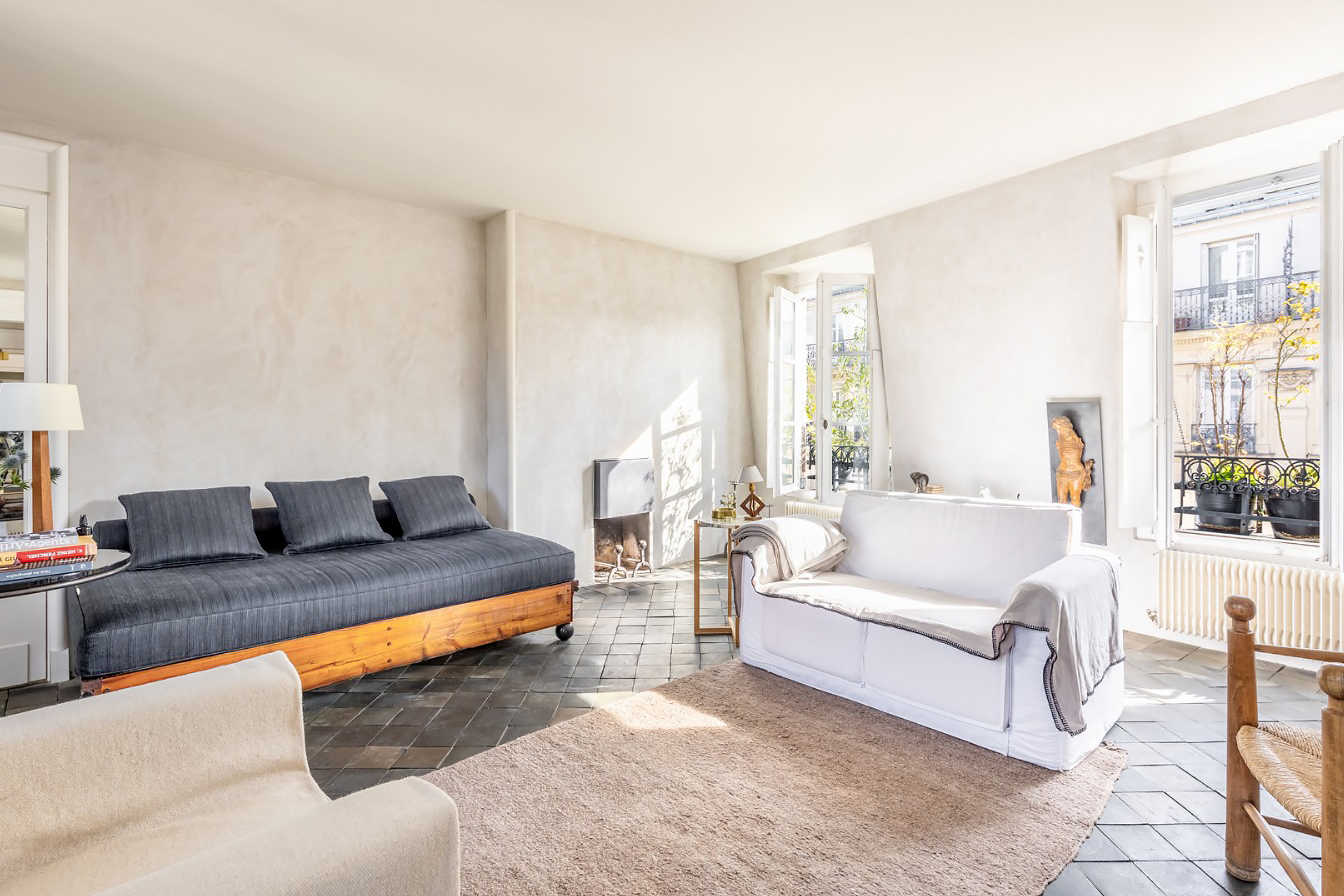 salon avec cheminée appartement Paris